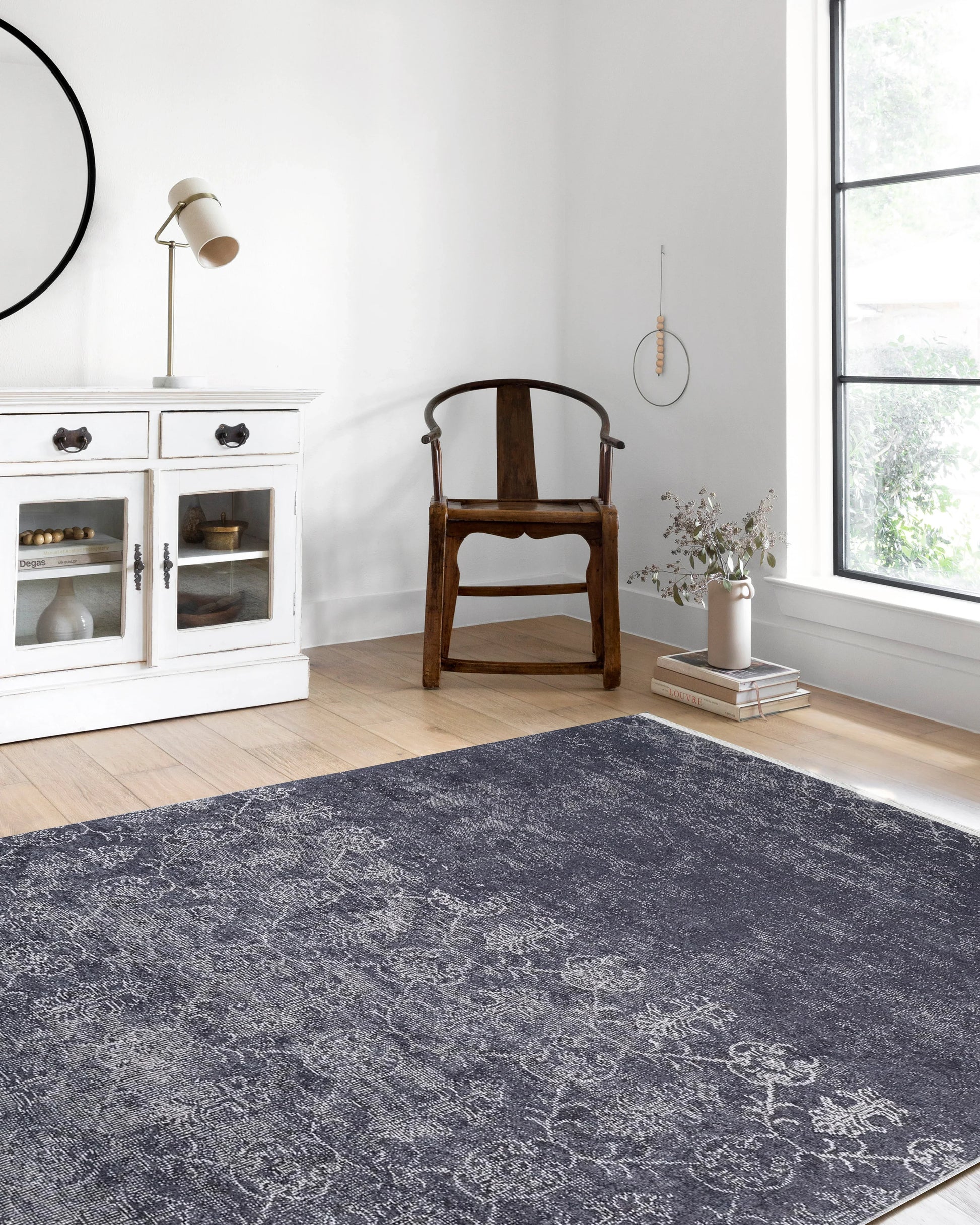 Siyah Beyaz Geometrik Çiçek Desenli Eskitme Halı