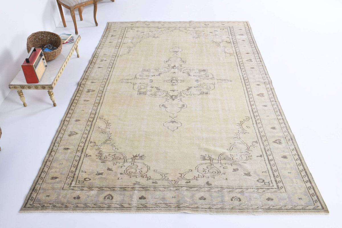 213x330 cm bej, turuncu ve beyaz oryantal desenli el dokuma vintage halı – üstten tam görünüm