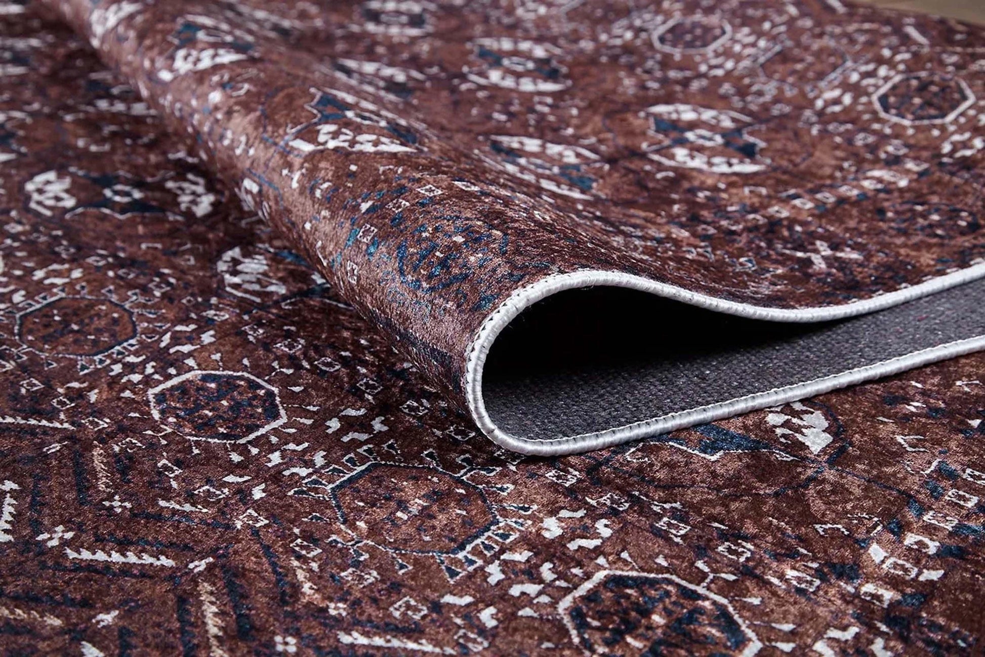 Kahverengi Bokhara Desenli Halı