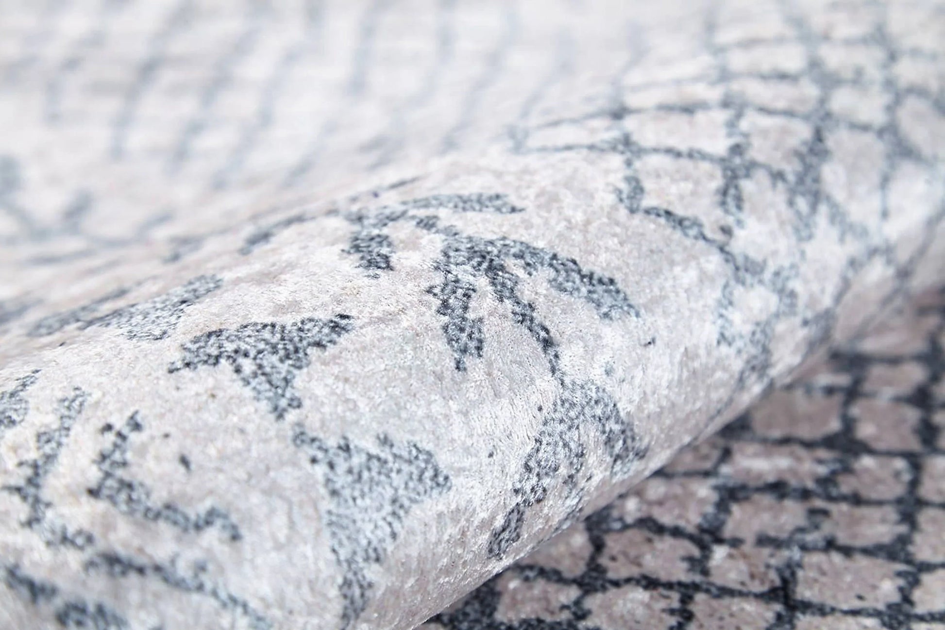 Eskitme Beyaz Gri Geometrik Desenli Halı