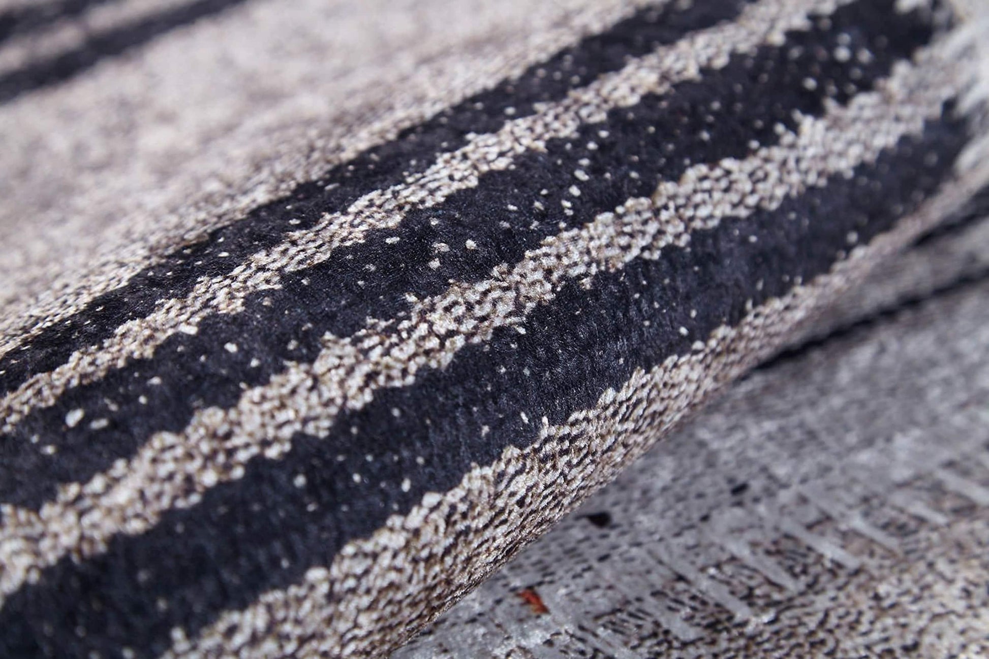 Geometrik Desenli Vintage Bej Siyah Kilim Halı