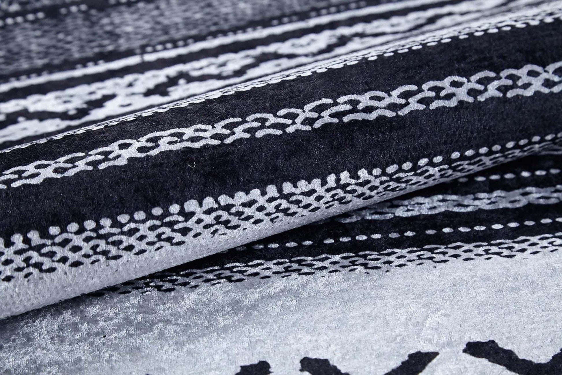 Beyaz Siyah Çizgili Vintage Halı