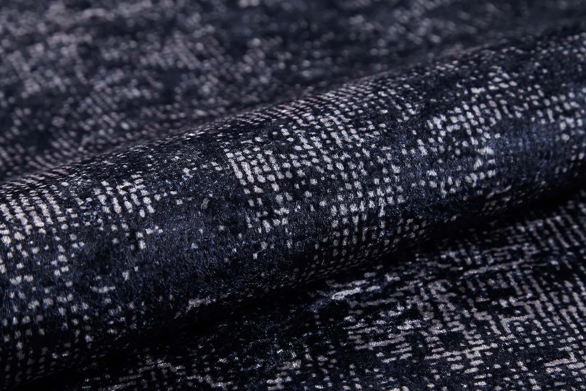 Siyah Beyaz Geometrik Çiçek Desenli Eskitme Halı