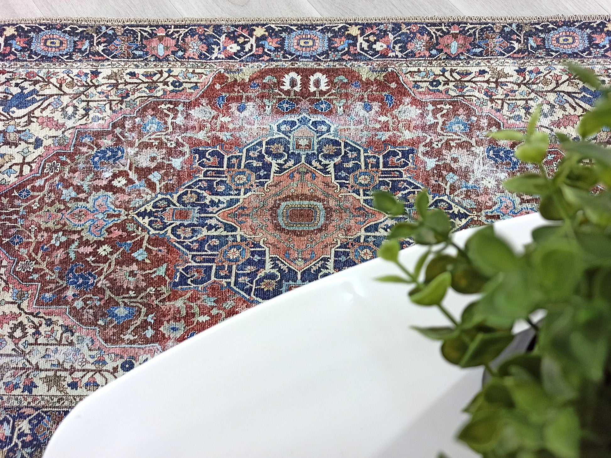 Lacivert ve Kahverengi Madalyon Desenli Vintage Halı - Pera Halı