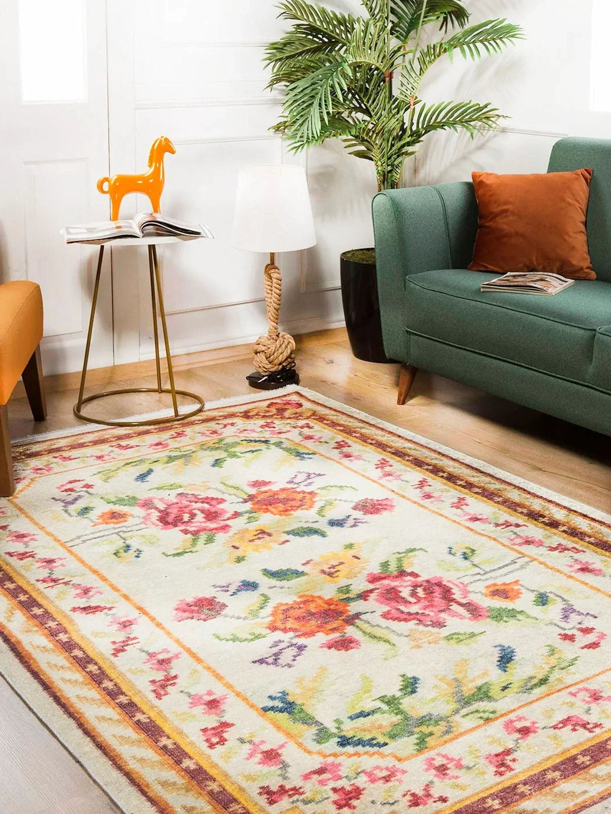 Karabağ Tarzı Bej Çiçek Desenli Halı