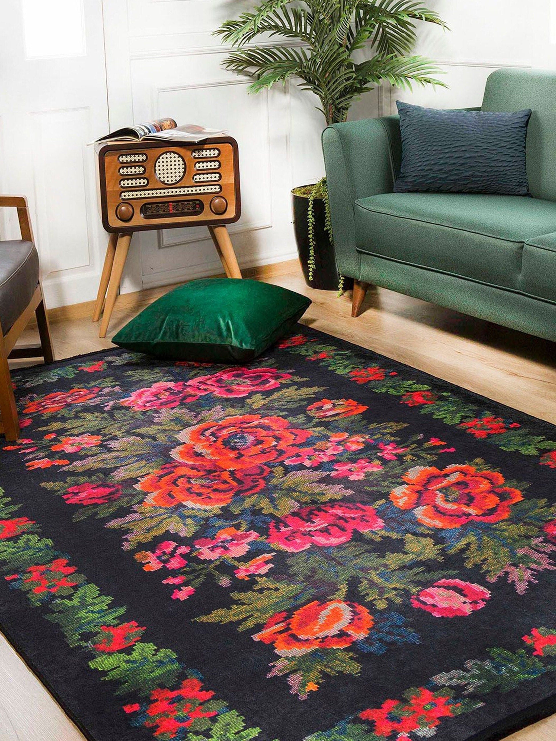 Gül Desenli Siyah Karabağ Kilim Halı - Pera Halı