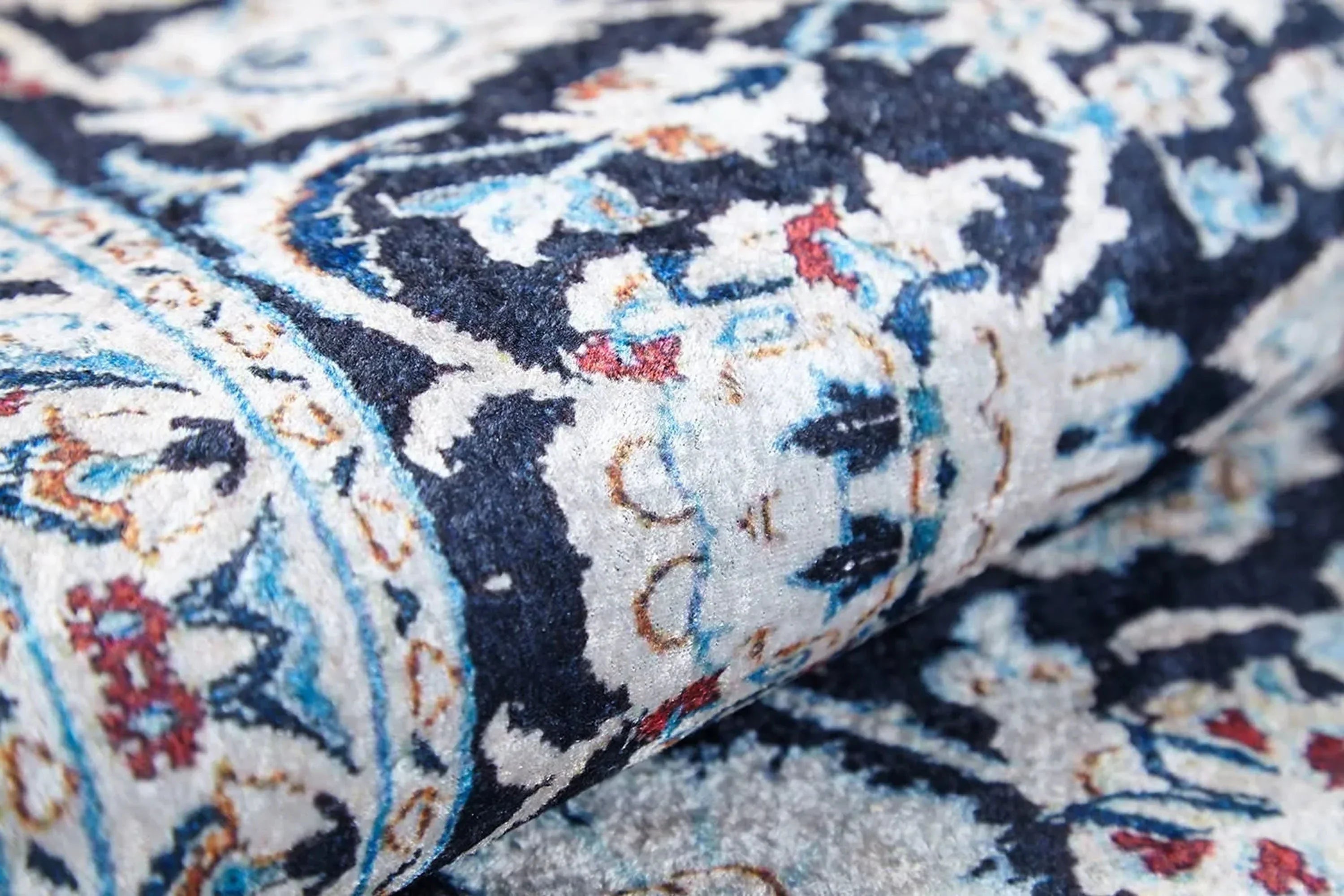 Eşsiz Antik Desenli Beyaz Lacivert Kilim Halı