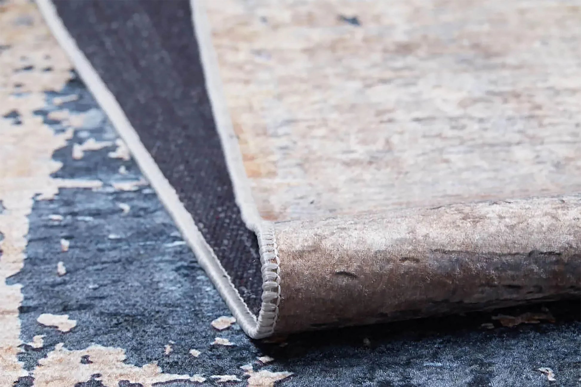 Mavi Füme ve Bej Tonlarında Modern Soyut Sanat Halısı