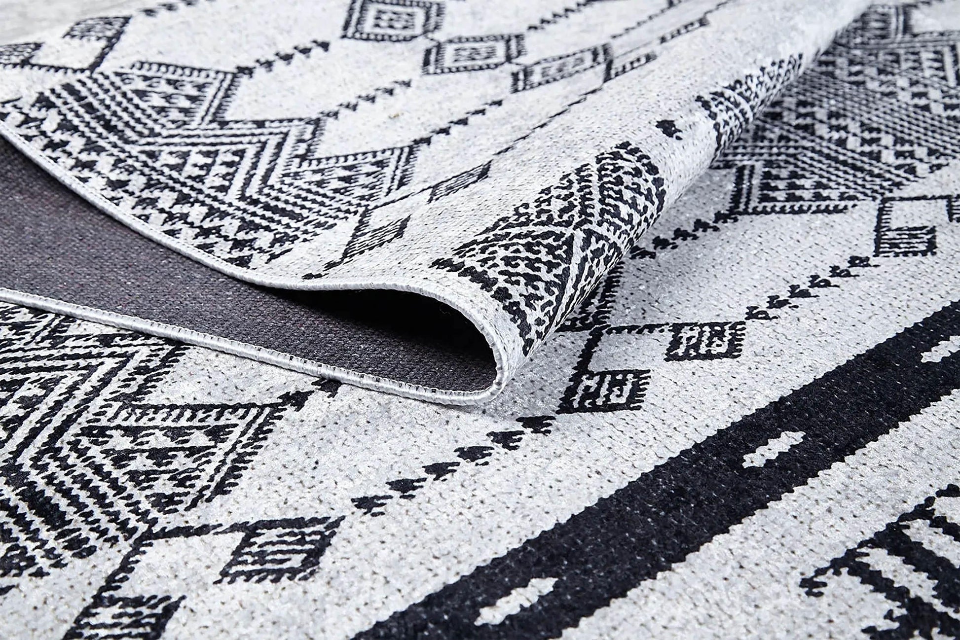 Geometrik Sade Yazlık Evi Halı