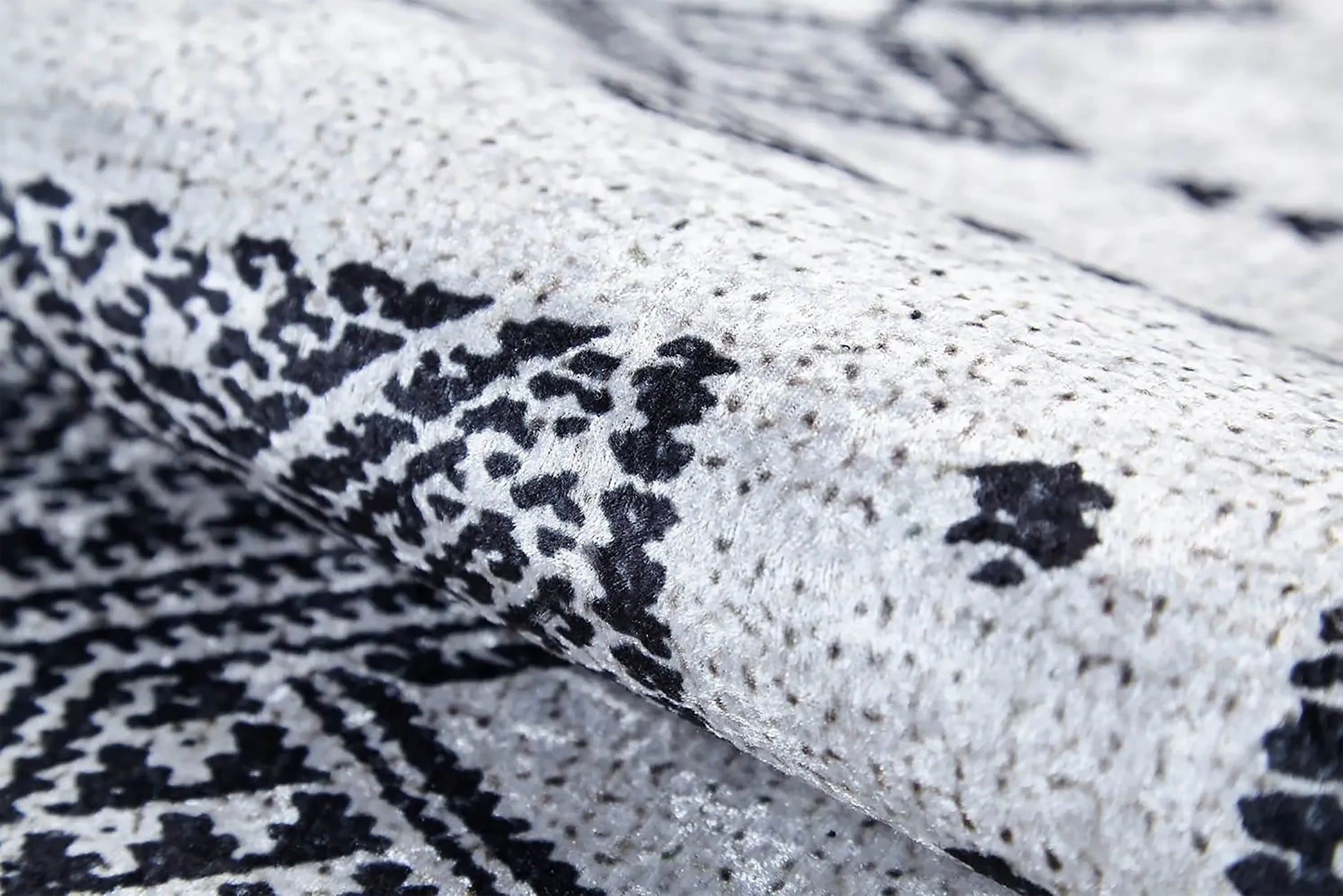 Geometrik Sade Yazlık Evi Halı