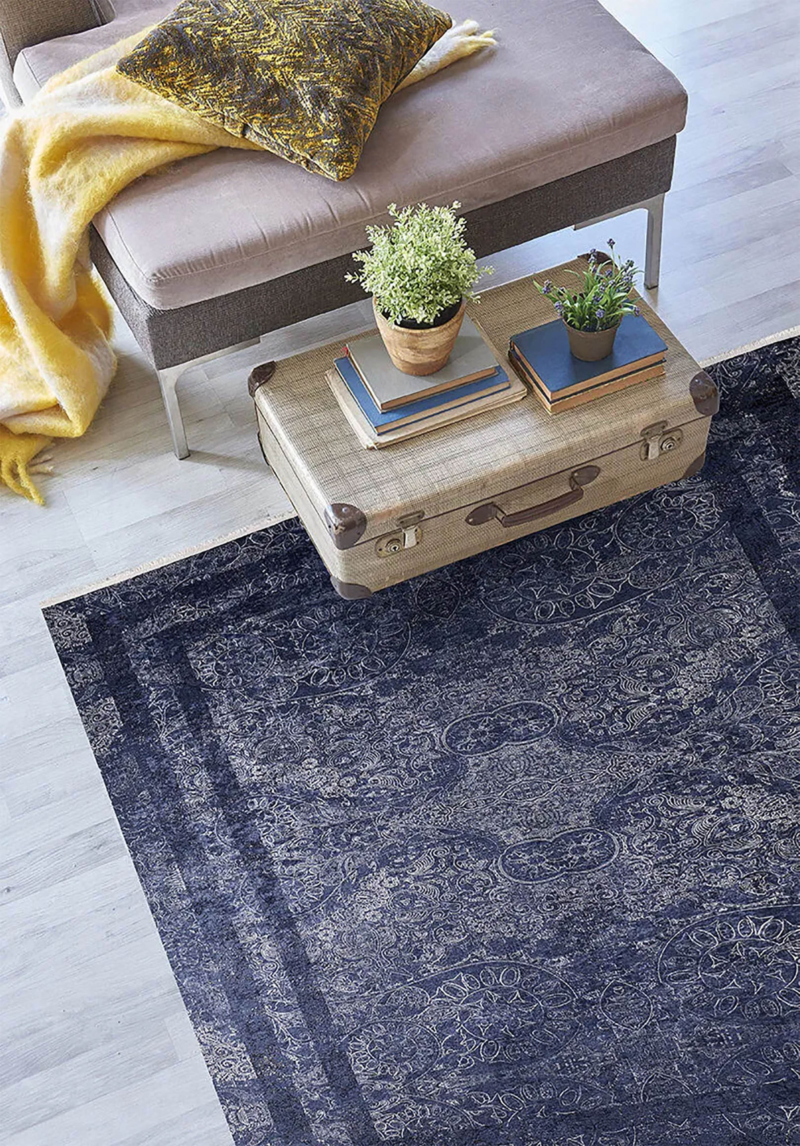 Derin Lacivert Damask Desenli Çerçeveli Bordürlü Halı