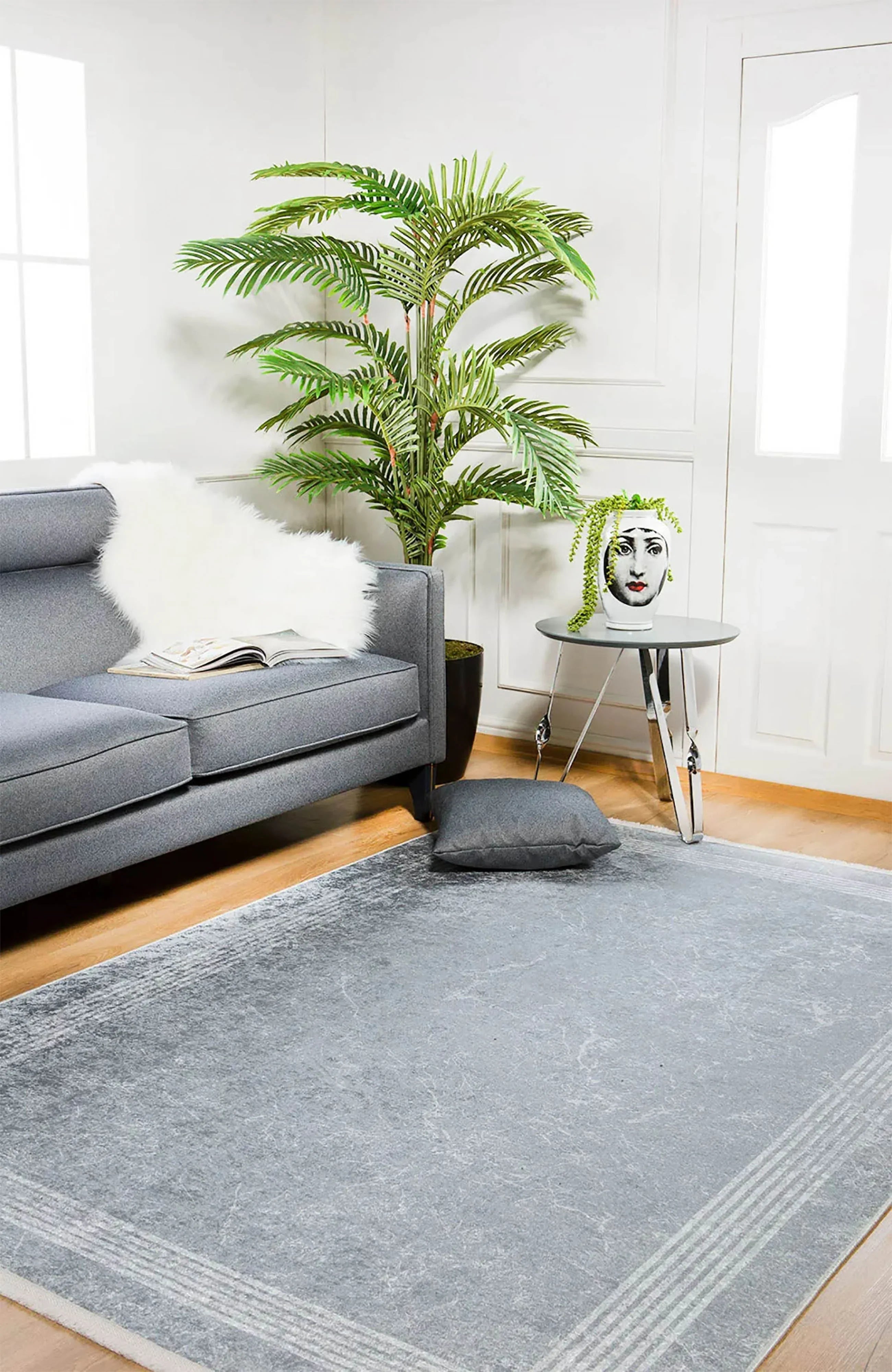 Zamansız Açık Gri Eskitme Minimalist Çizgili Beyaz Bordürlü Halı