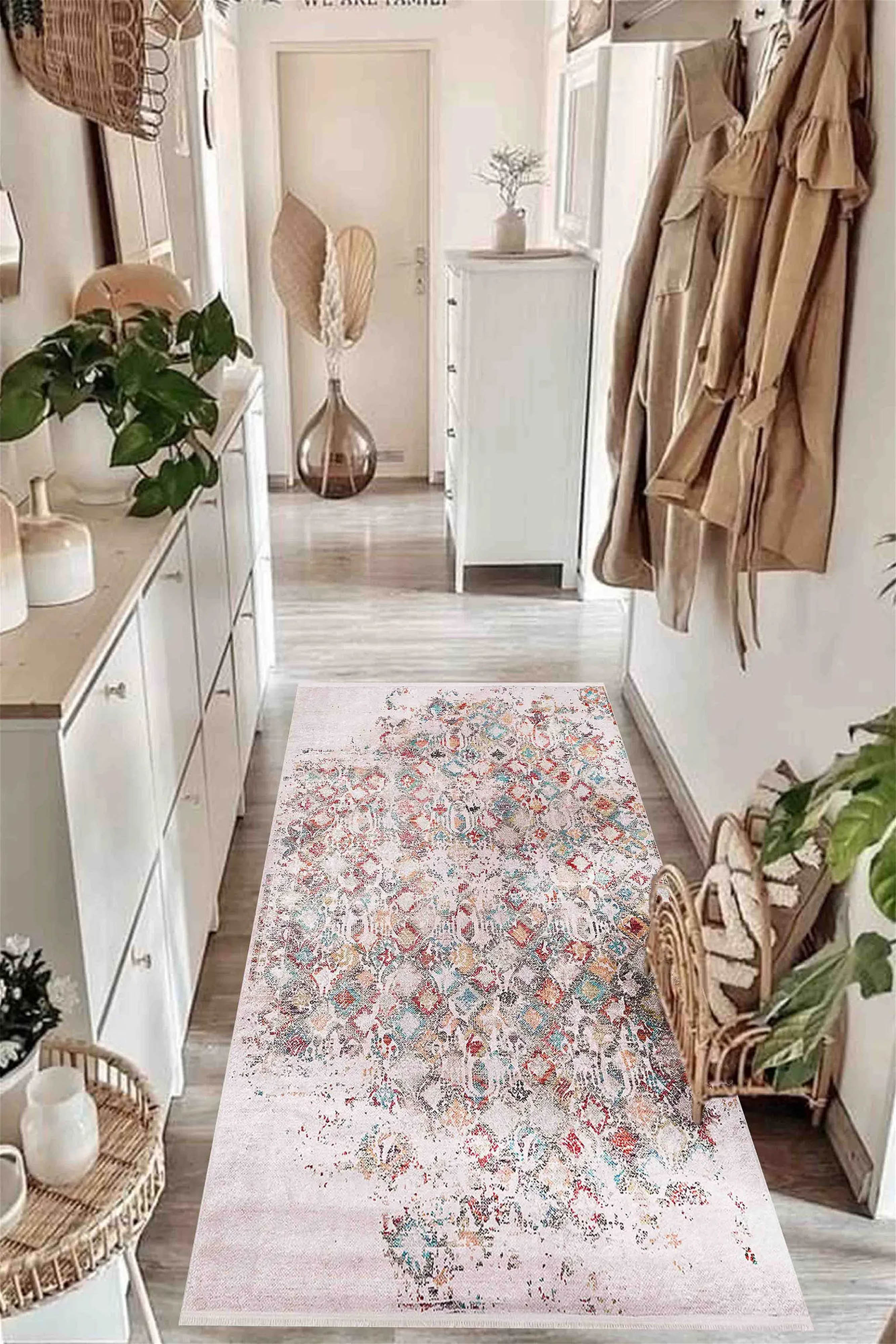 Beigefarbener Orientteppich mit Blumenmuster