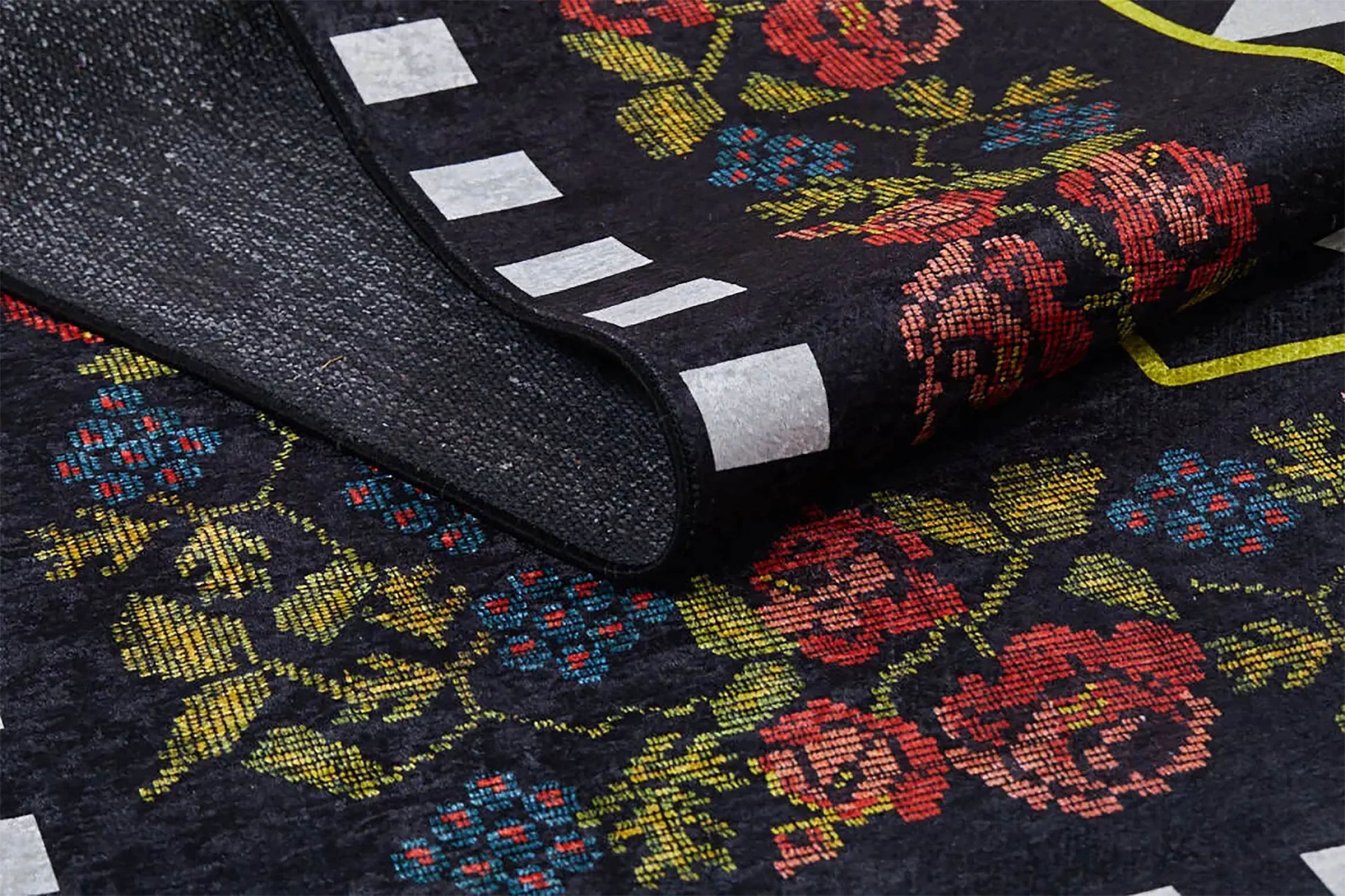 Karabağ Çiçek Desenli Geometrik Siyah Kırmızı Dekoratif Halı