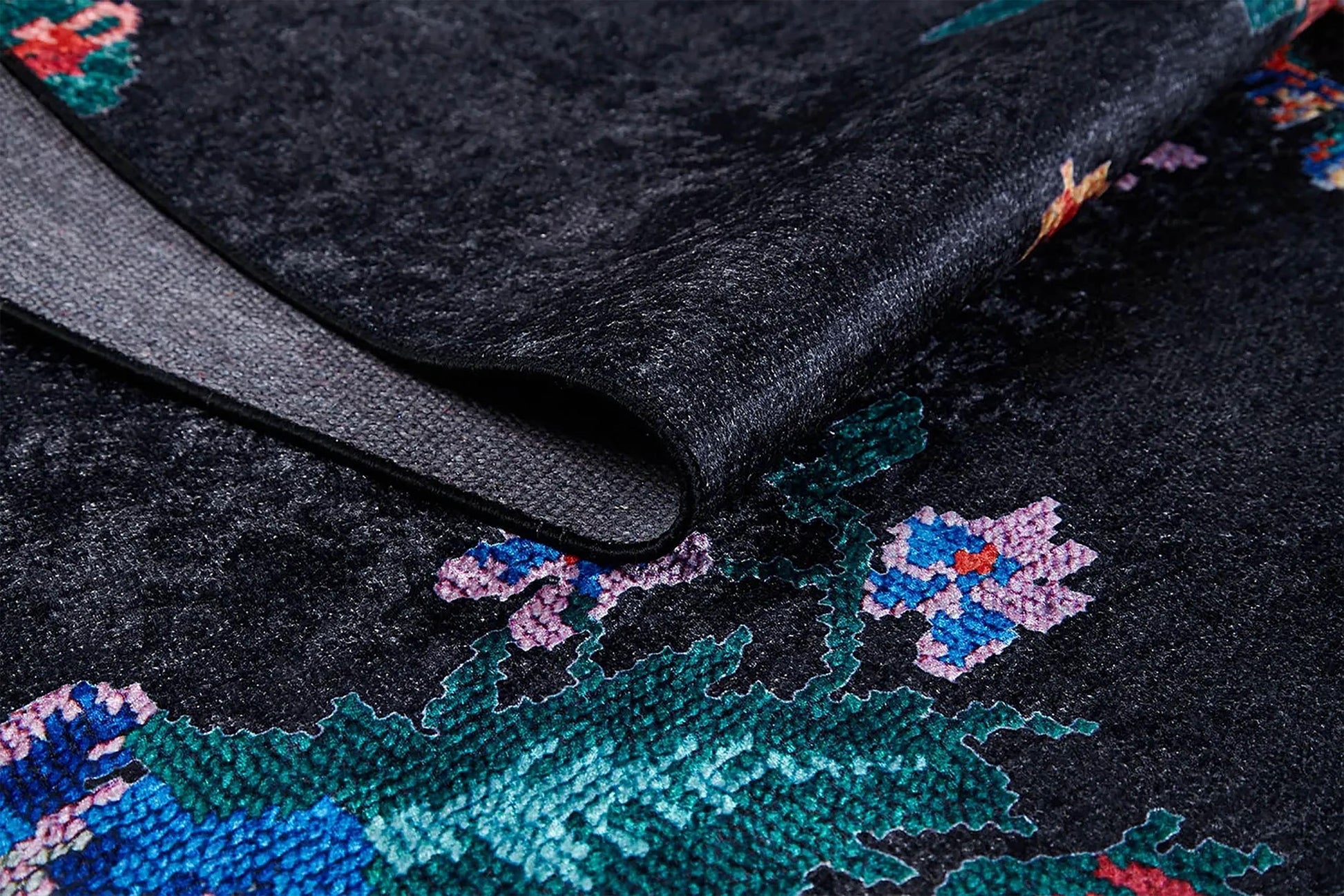 Karabağ Gül Desenli Siyah Halı