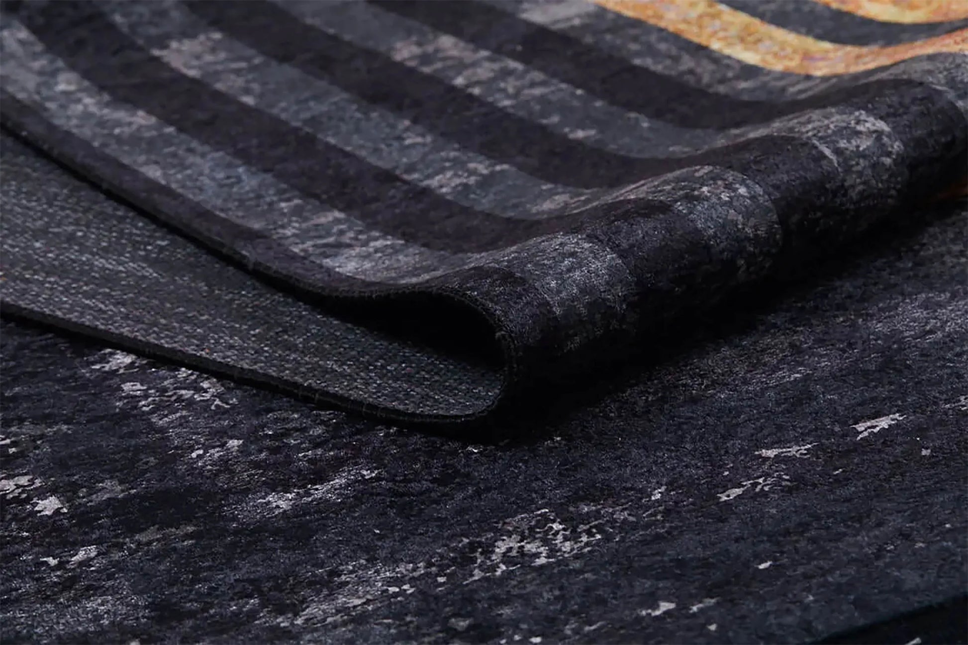 Lüks Siyah Altın Geometrik Çerçeveli Modern Halı