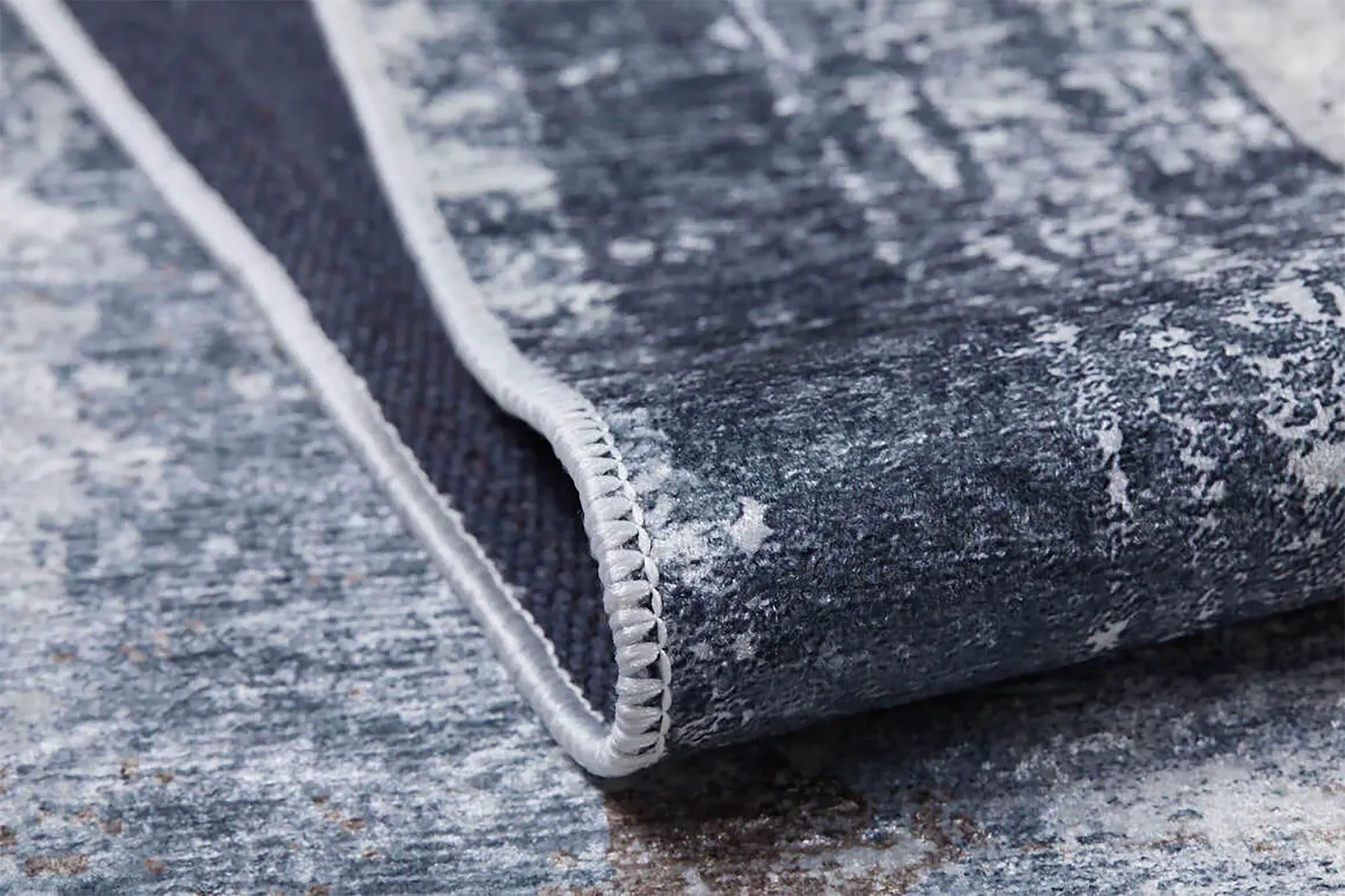 Gri Beyaz Soyut Eskitme Çerçeveli Halı