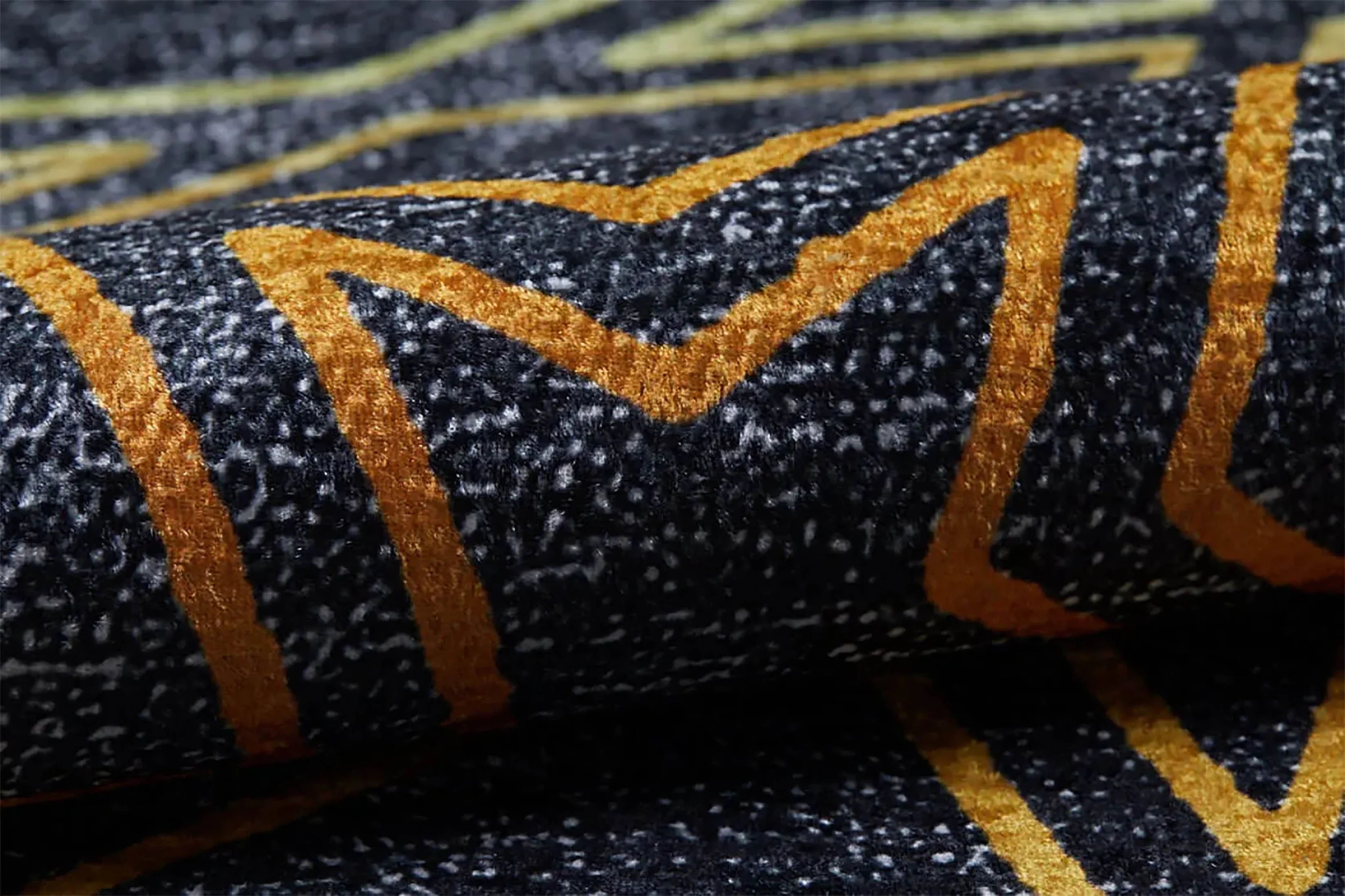 Selçuklu Desenli Geometrik Siyah Altın Halı