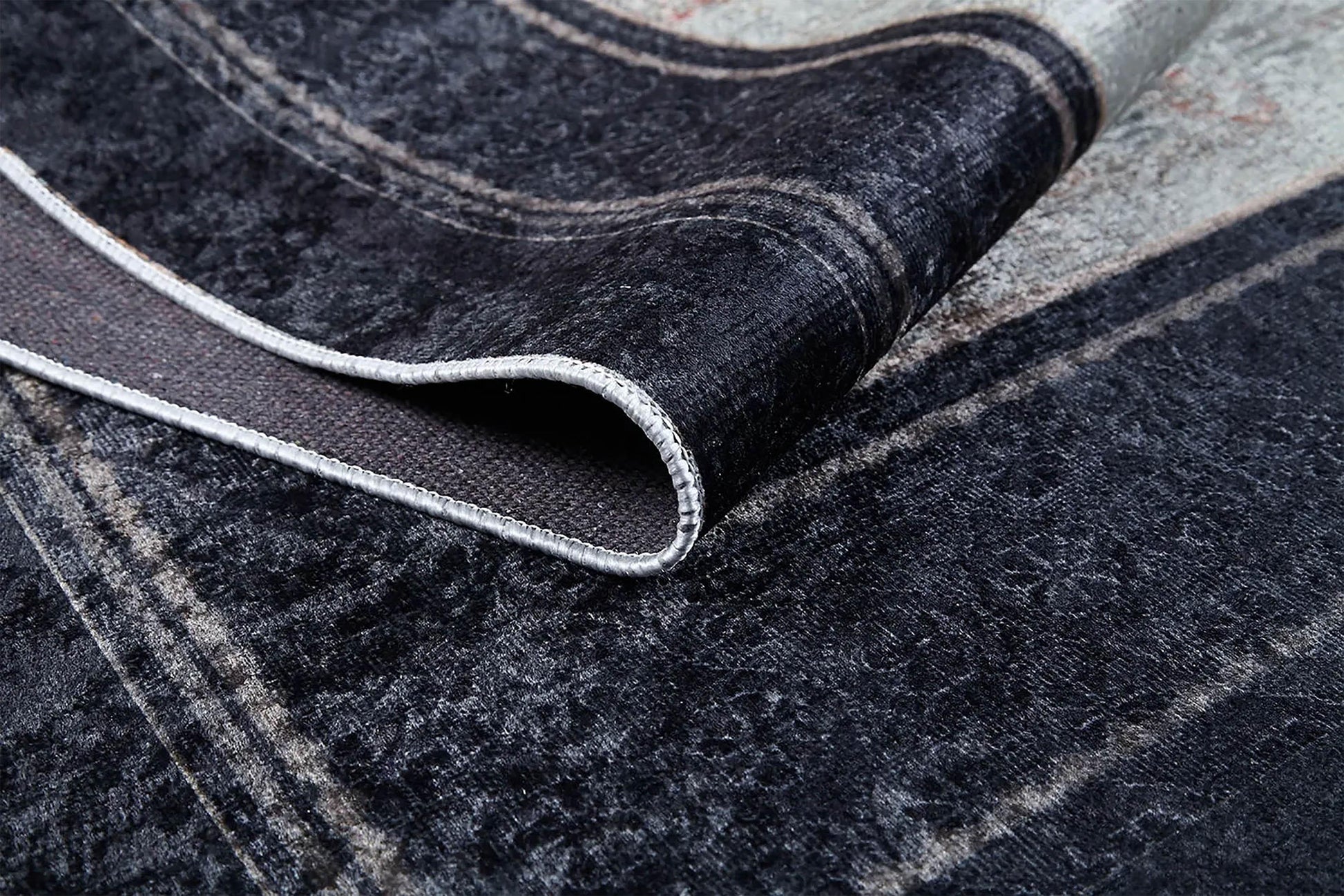 Siyah Beyaz Eskitme Oryantal Çerçeveli Halı