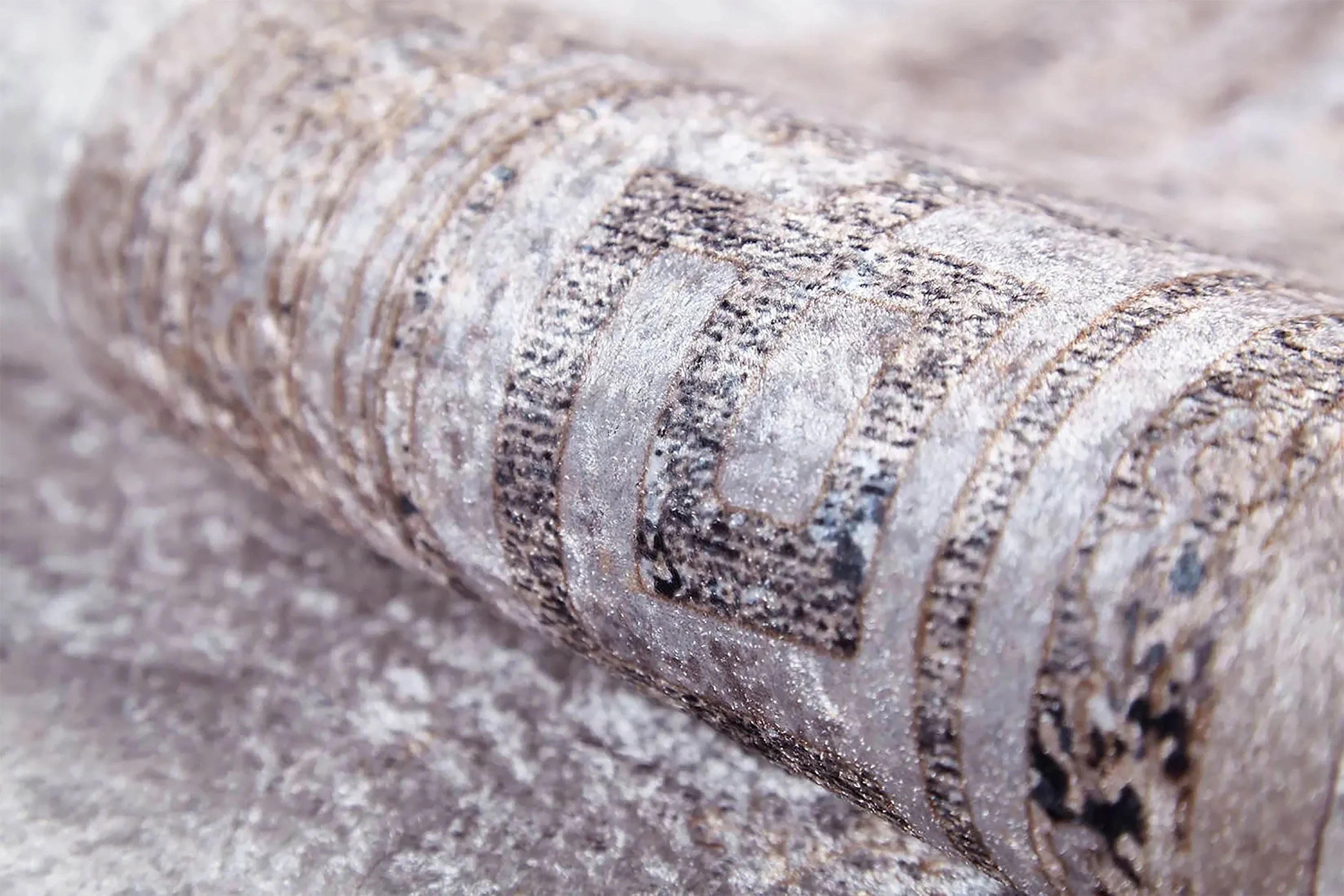 Geometrik Desenli Bej Kenarlı Mermer Halı