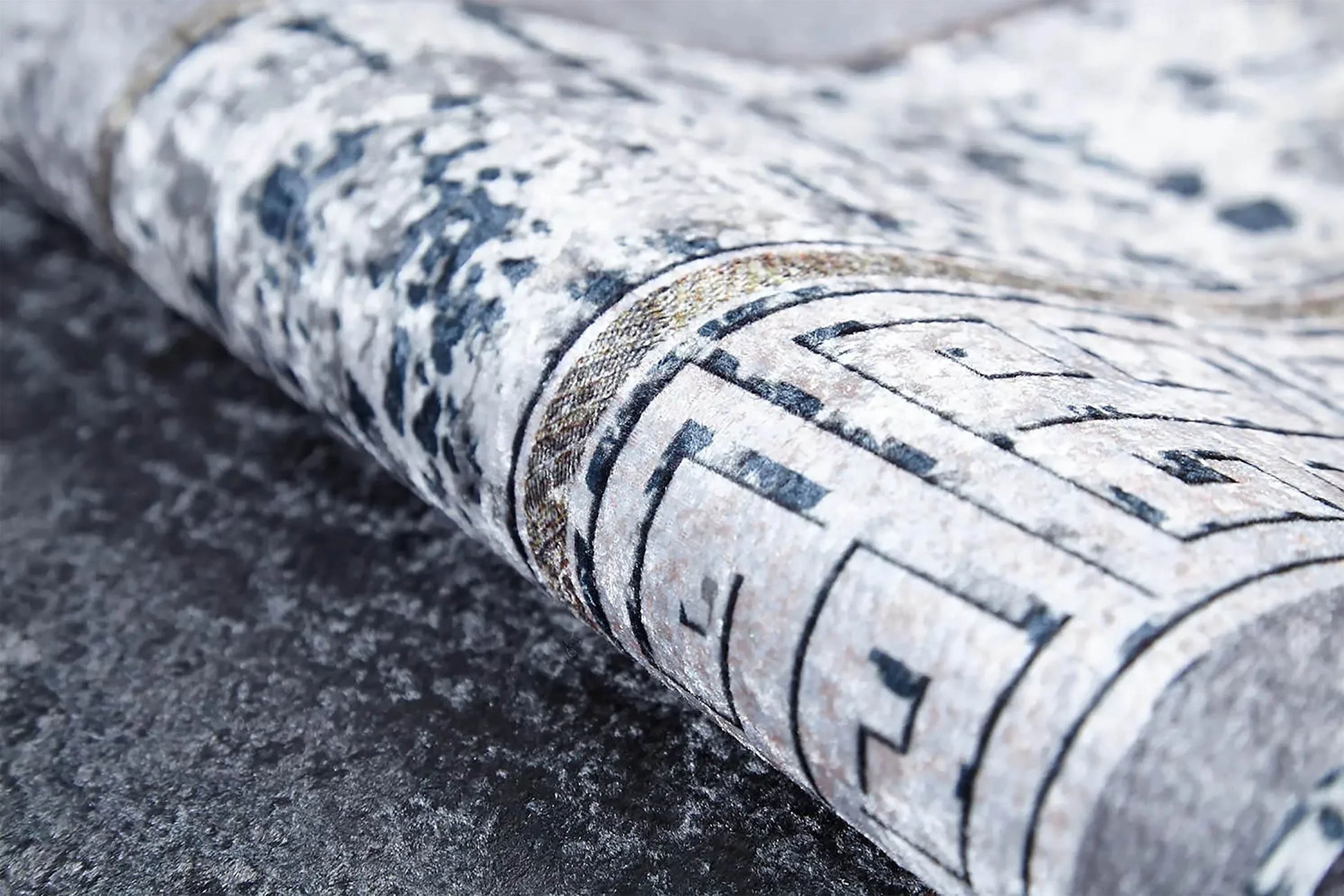 Füme Merkezli Gri Modern Kaymaz Halı