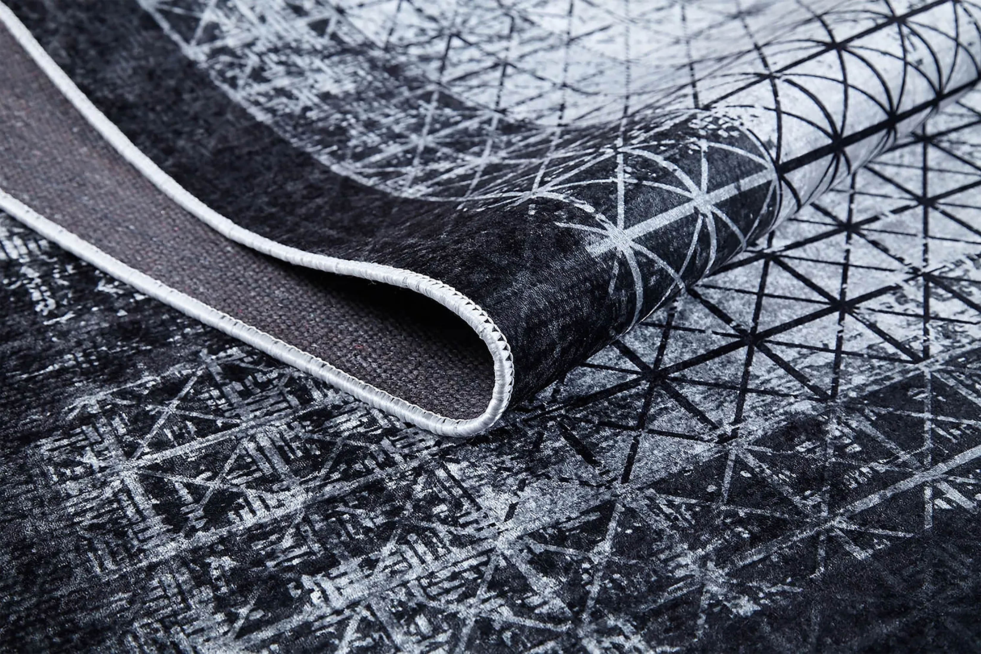 Geometrischer schwarzgrauer Teppich