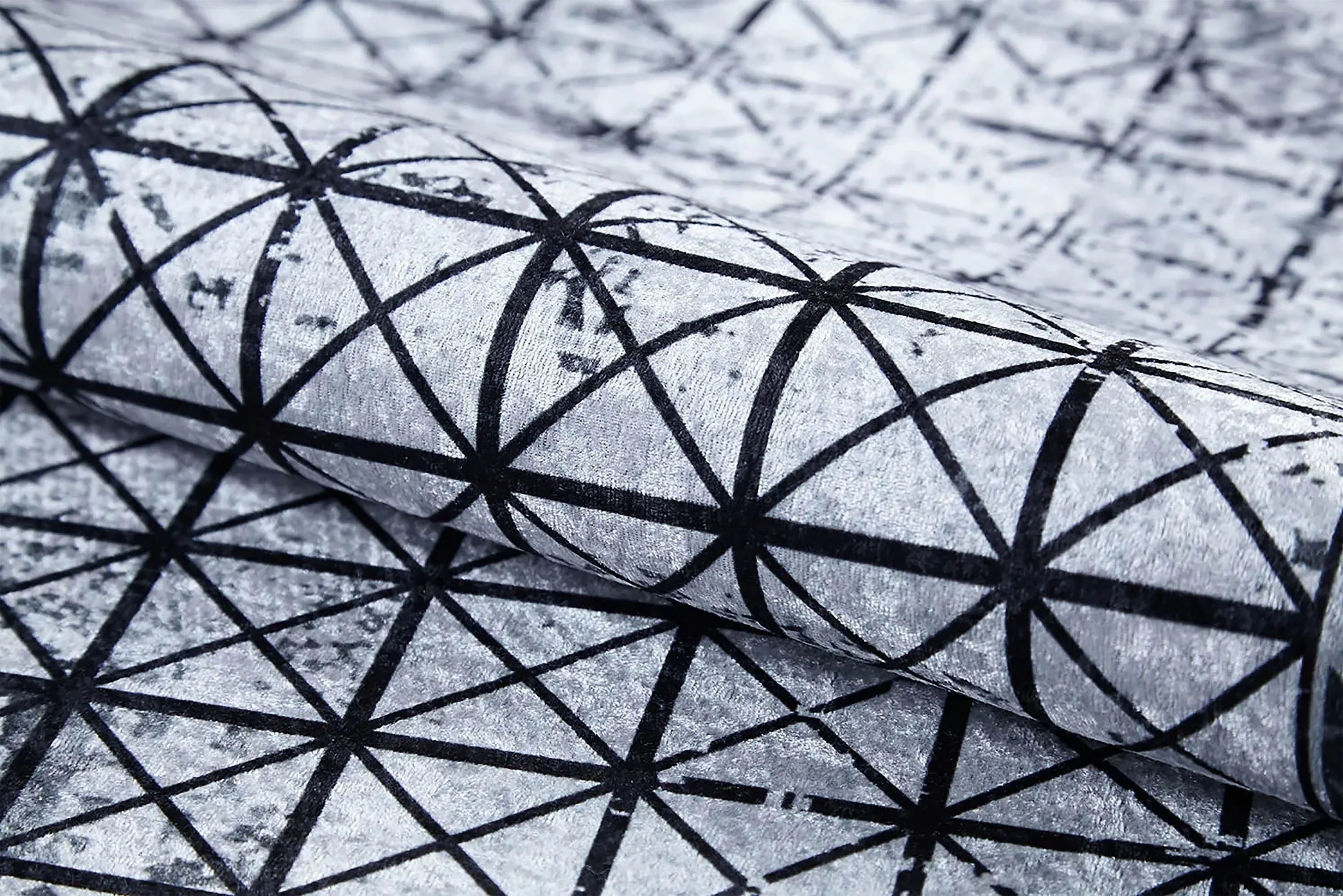 Siyah Beyaz Geometrik Desenli Eskitme Halı