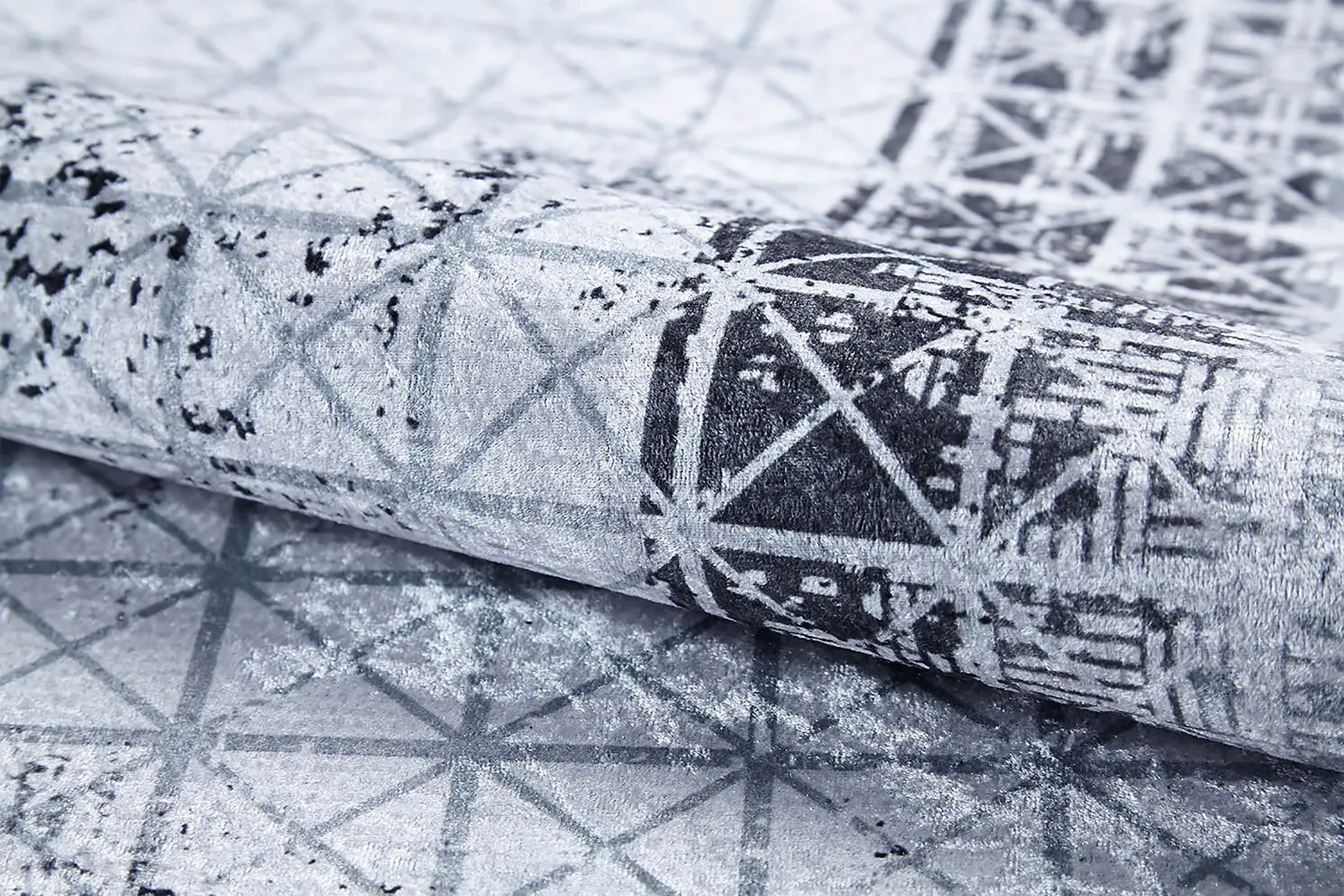 Geometrischer schwarzgrauer Teppich