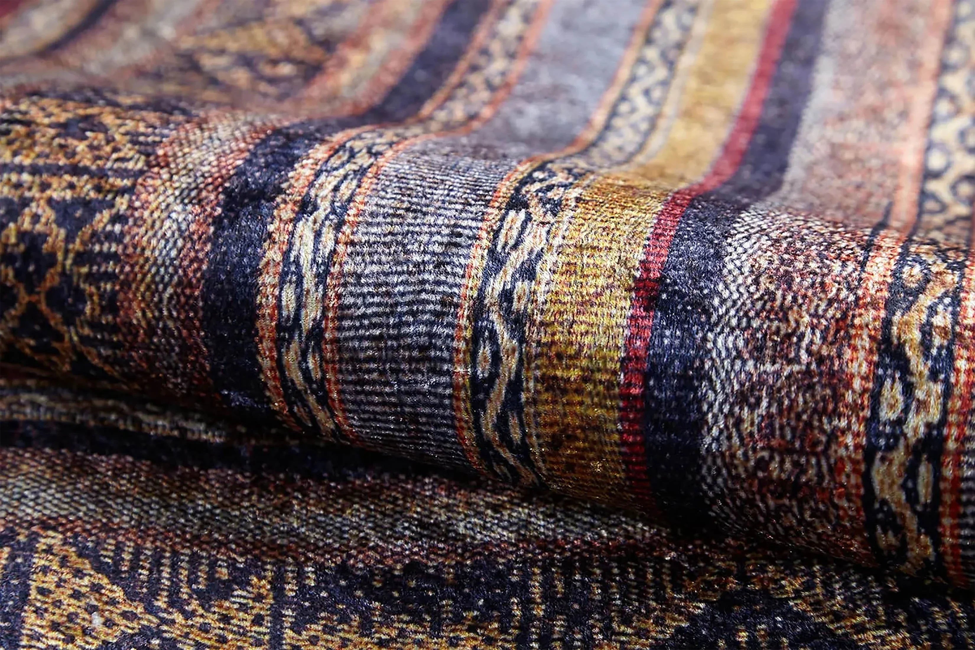 Geometrik Tasarımlı Çok Renkli Halı