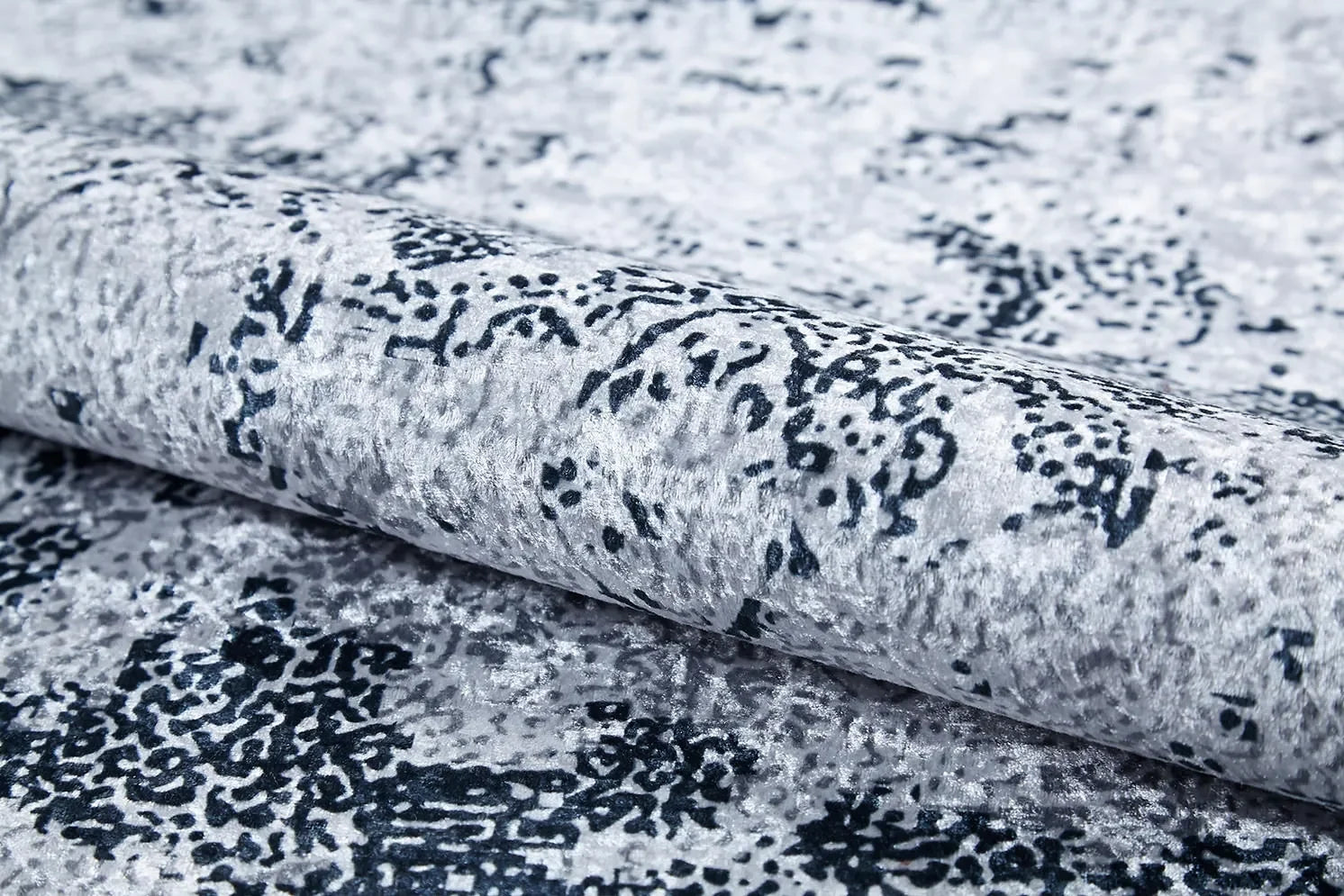 Gri Beyaz ve Lacivert Yıkanabilir Halı