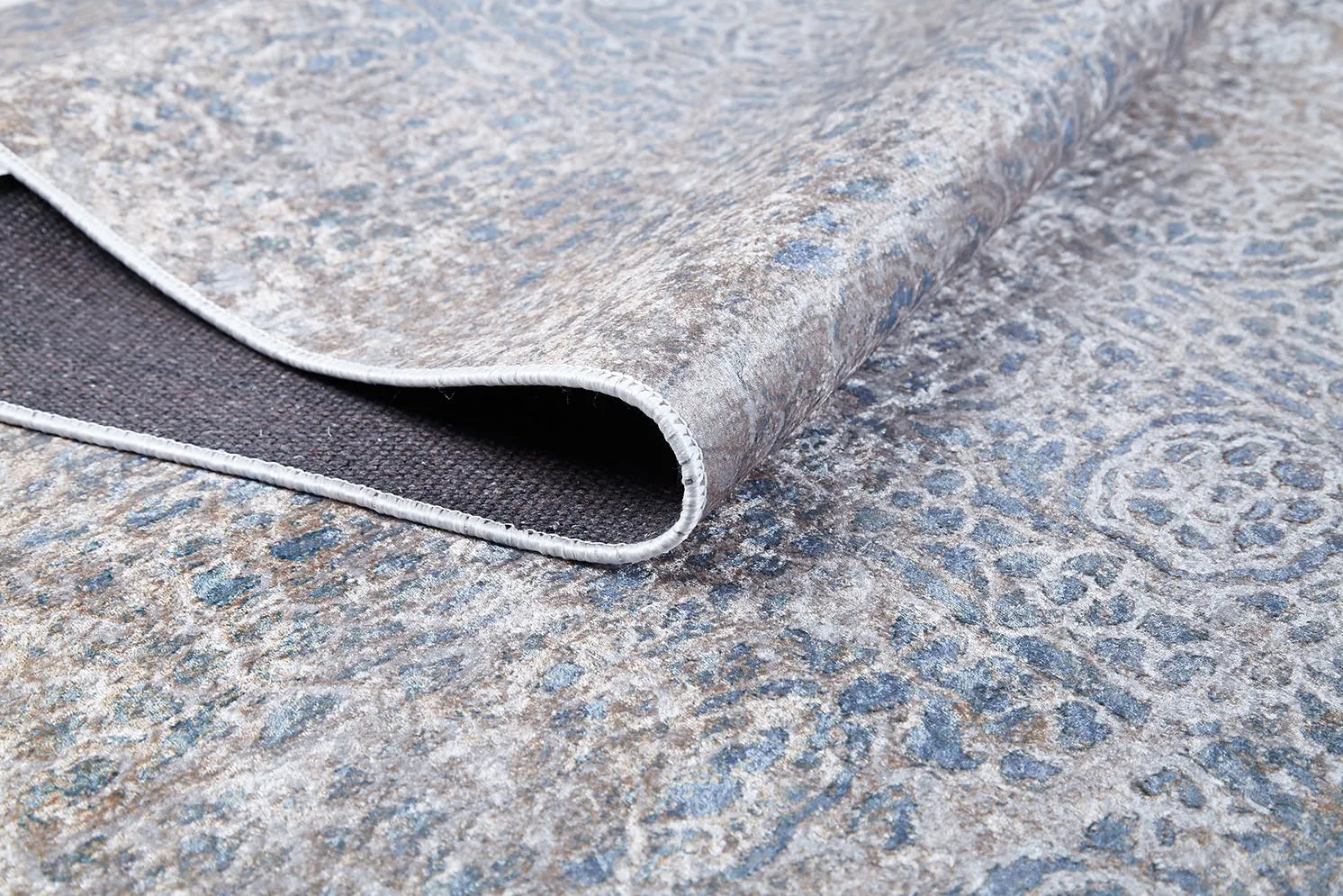 Blassrosa, cremebeige, geometrisch gemusterter Kelim-Teppich