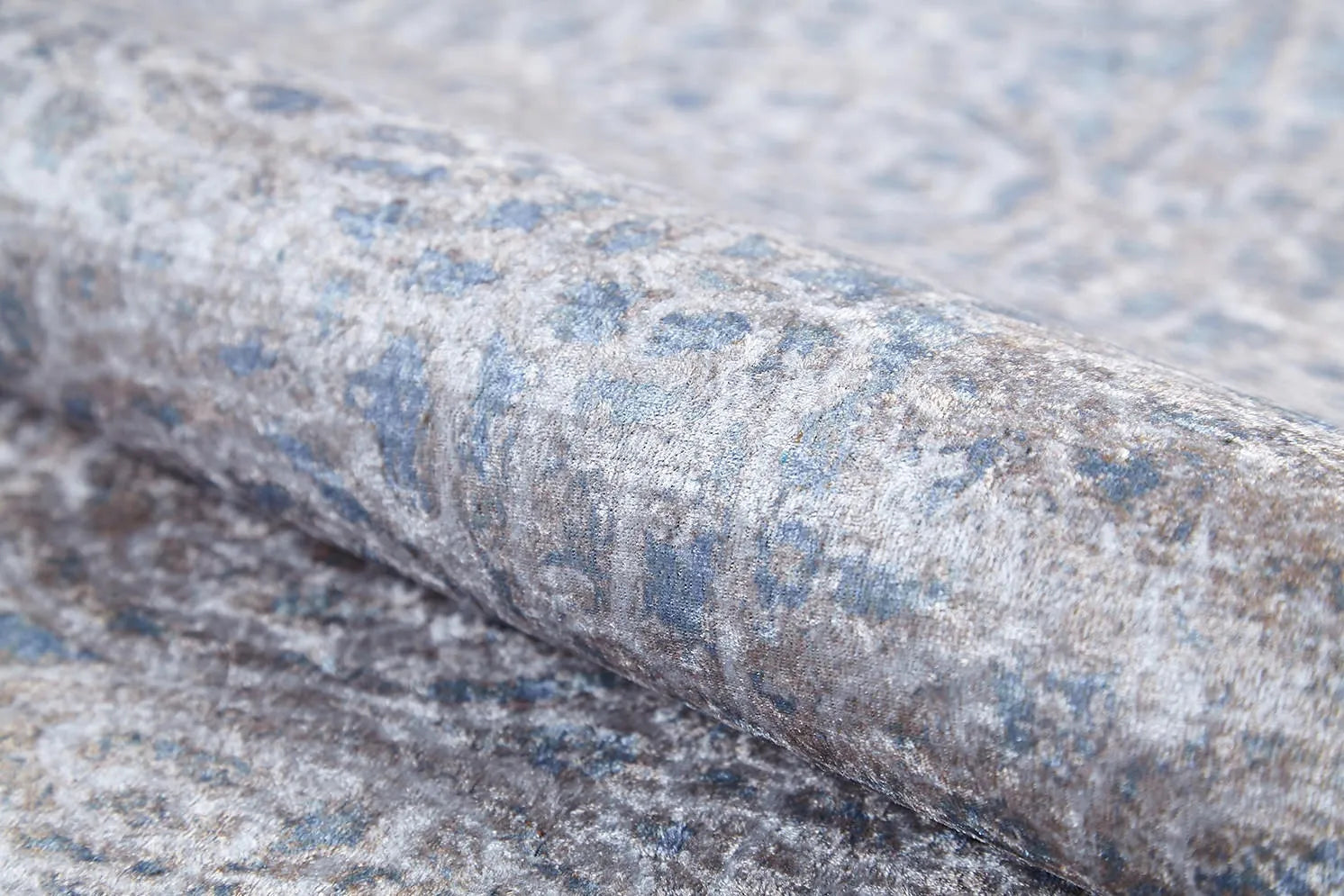 Blassrosa, cremebeige, geometrisch gemusterter Kelim-Teppich