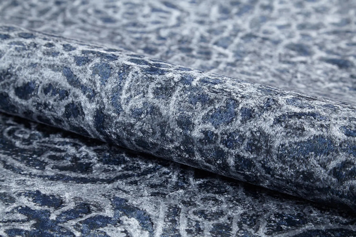 Blassrosa, cremebeige, geometrisch gemusterter Kelim-Teppich