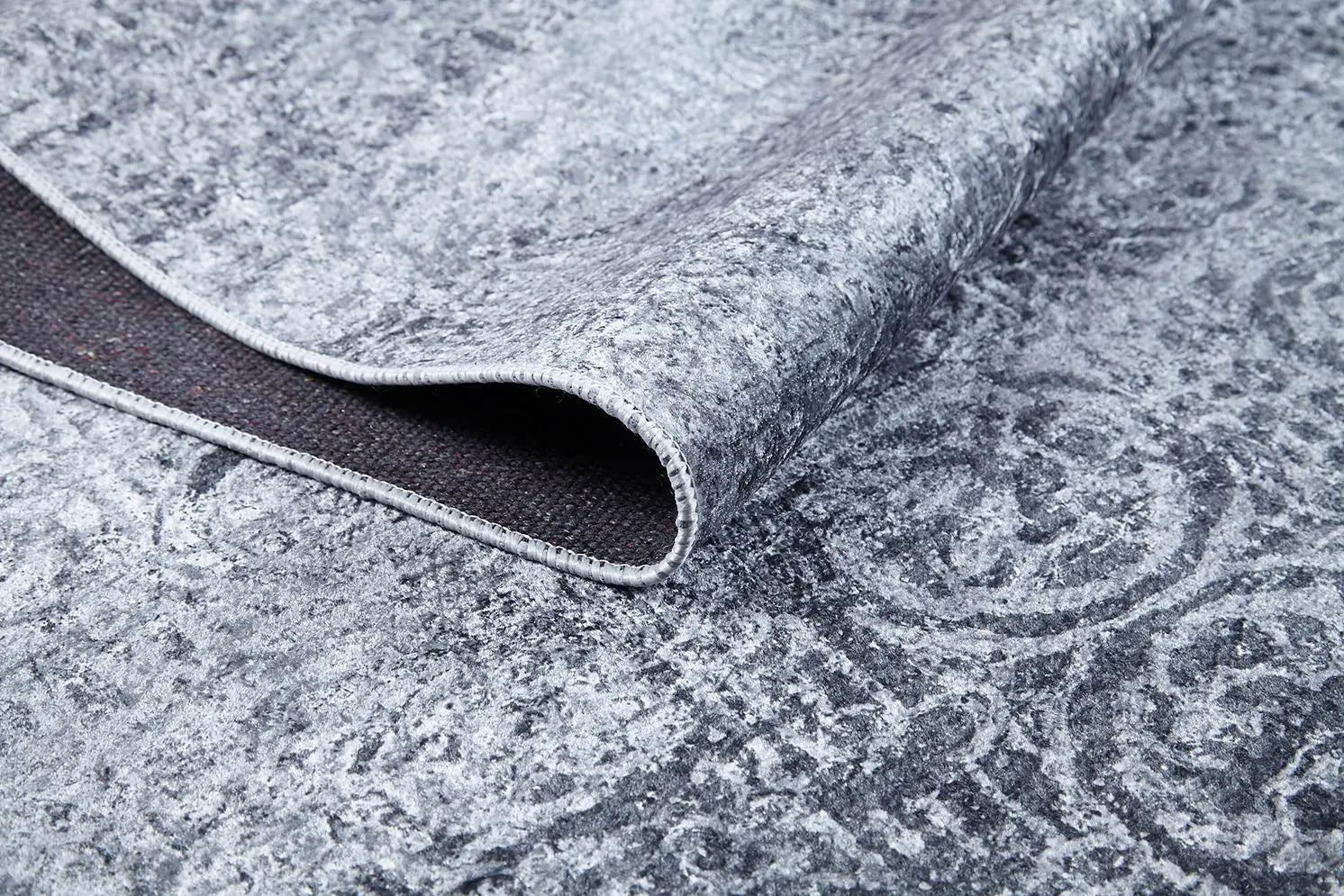 Blassrosa, cremebeige, geometrisch gemusterter Kelim-Teppich