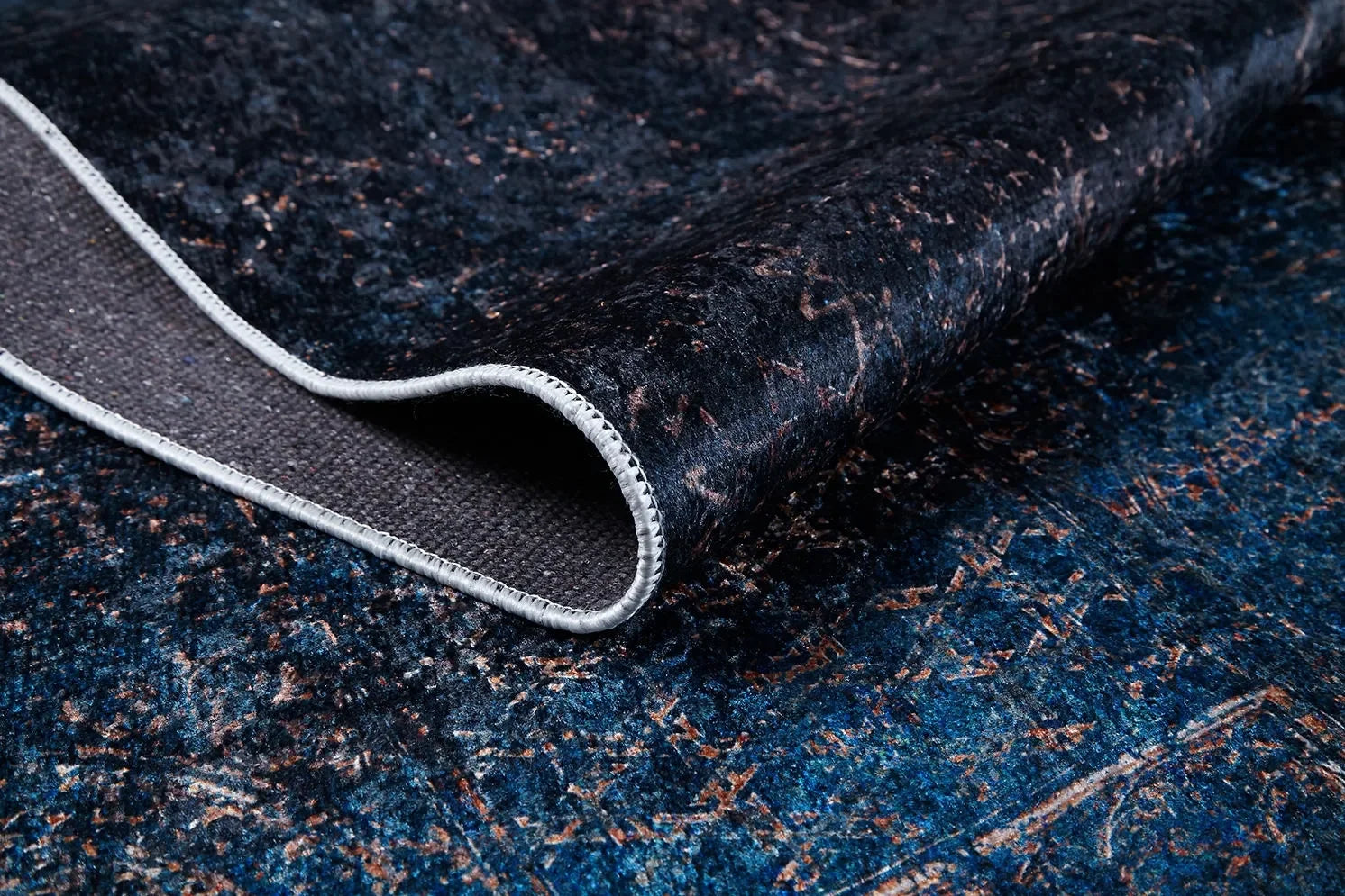 Koyu Lacivert Mavi Füme Eskitme Efektli Modern Halı