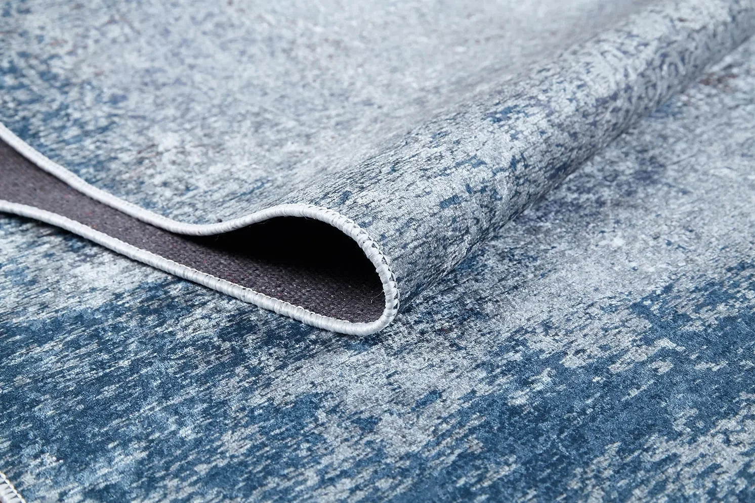 Açık Gri Mavi Geçişli Eskitme Desenli Halı