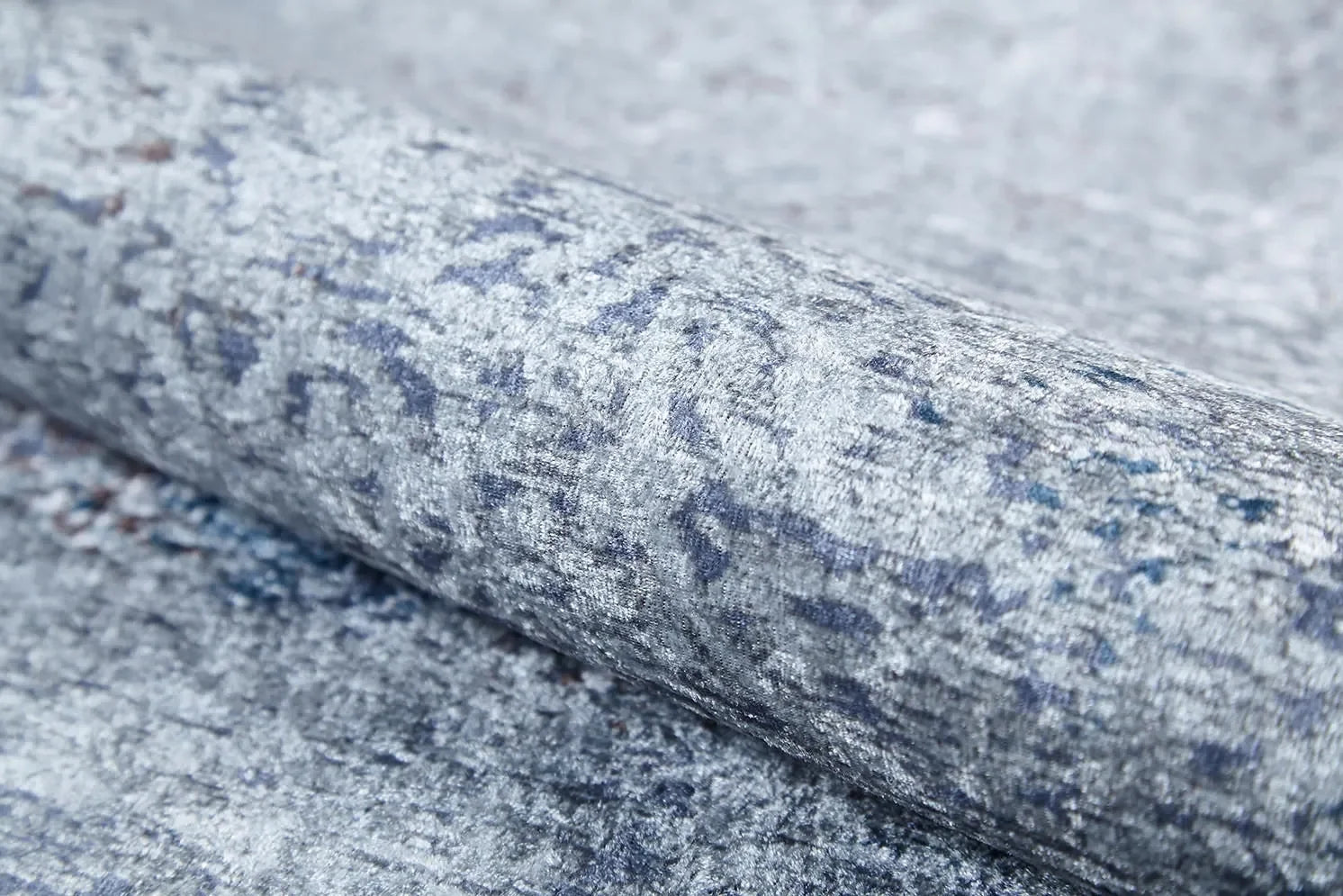 Açık Gri Mavi Geçişli Eskitme Desenli Halı