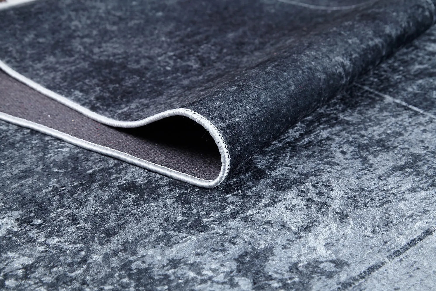 Blassrosa, cremebeige, geometrisch gemusterter Kelim-Teppich