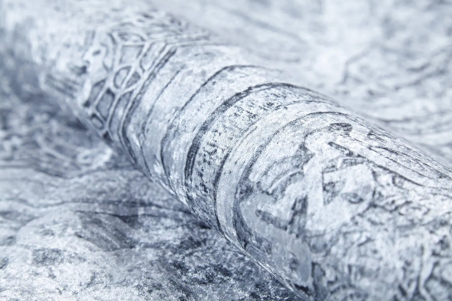 Blassrosa, cremebeige, geometrisch gemusterter Kelim-Teppich