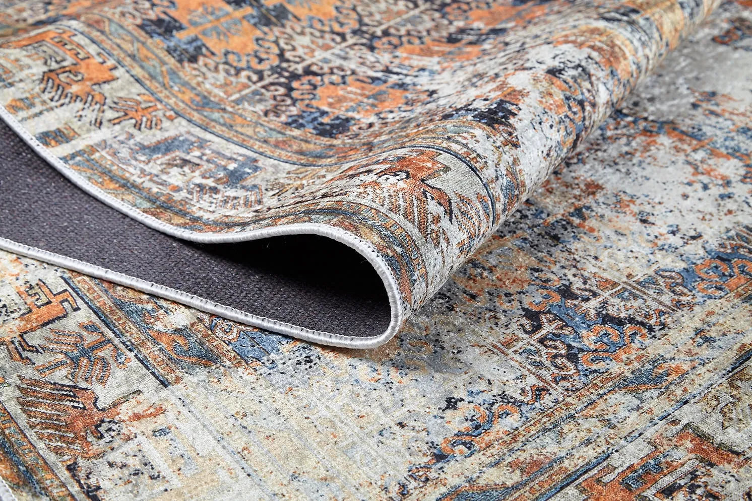 Blassrosa, cremebeige, geometrisch gemusterter Kelim-Teppich