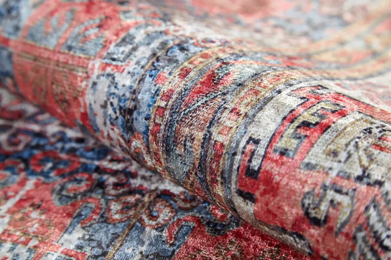 Kırmızı Eskitme Geometrik Desenli Halı