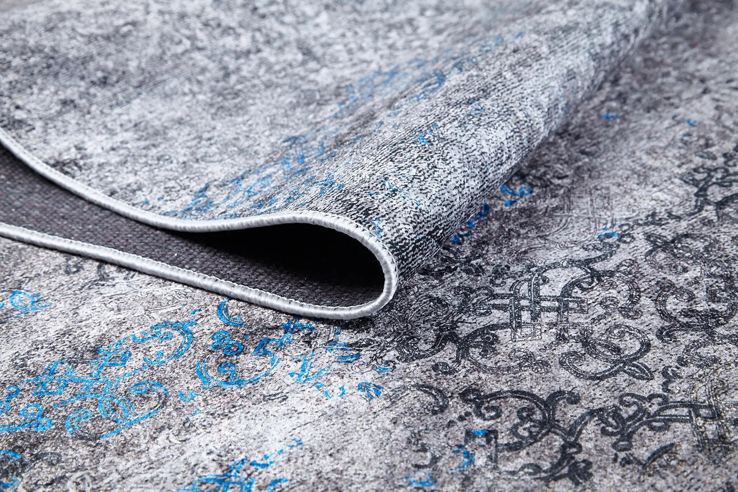 Blassrosa, cremebeige, geometrisch gemusterter Kelim-Teppich