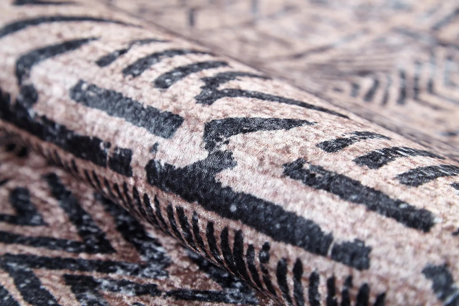 Blassrosa, cremebeige, geometrisch gemusterter Kelim-Teppich