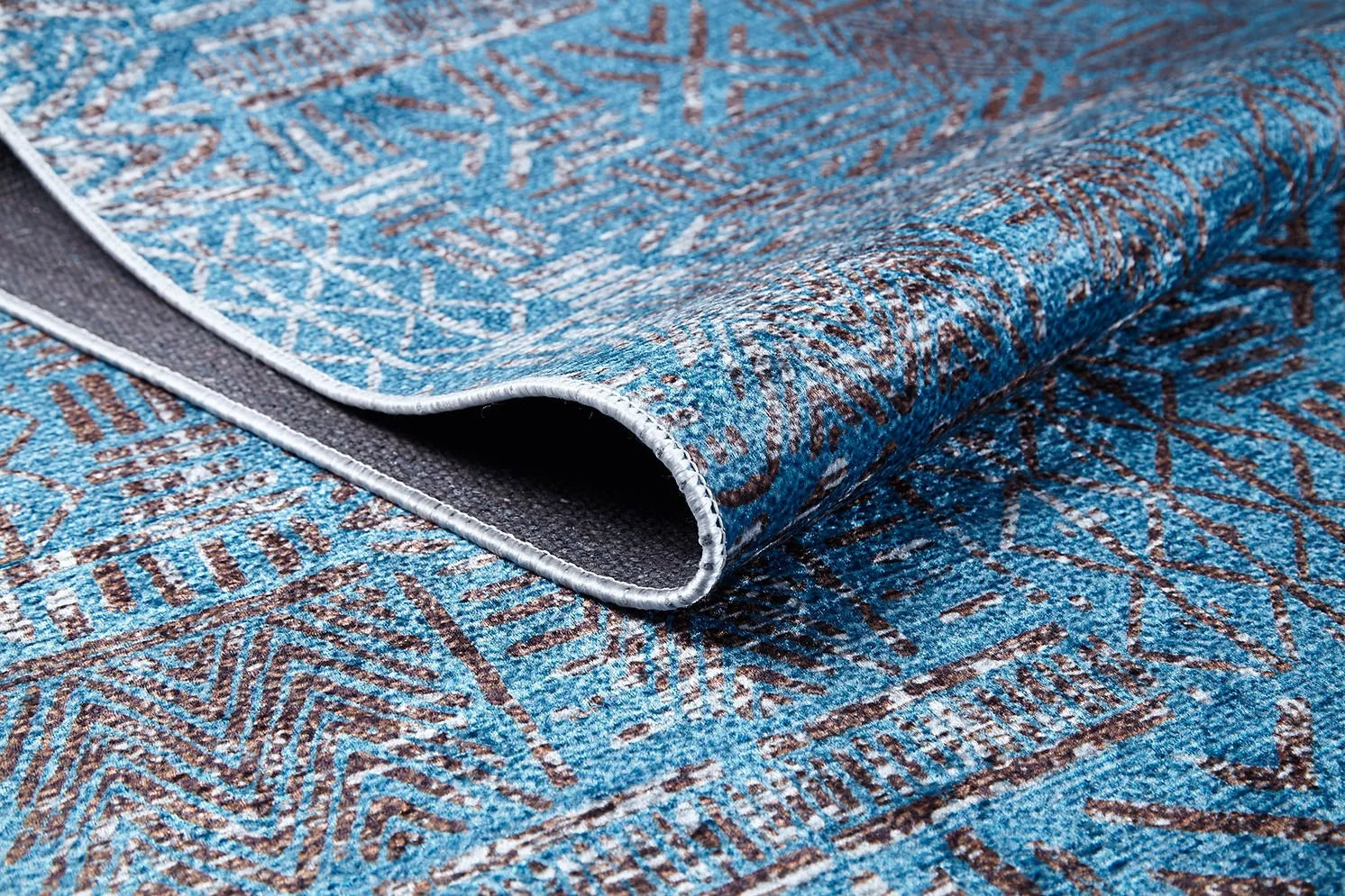 Blassrosa, cremebeige, geometrisch gemusterter Kelim-Teppich