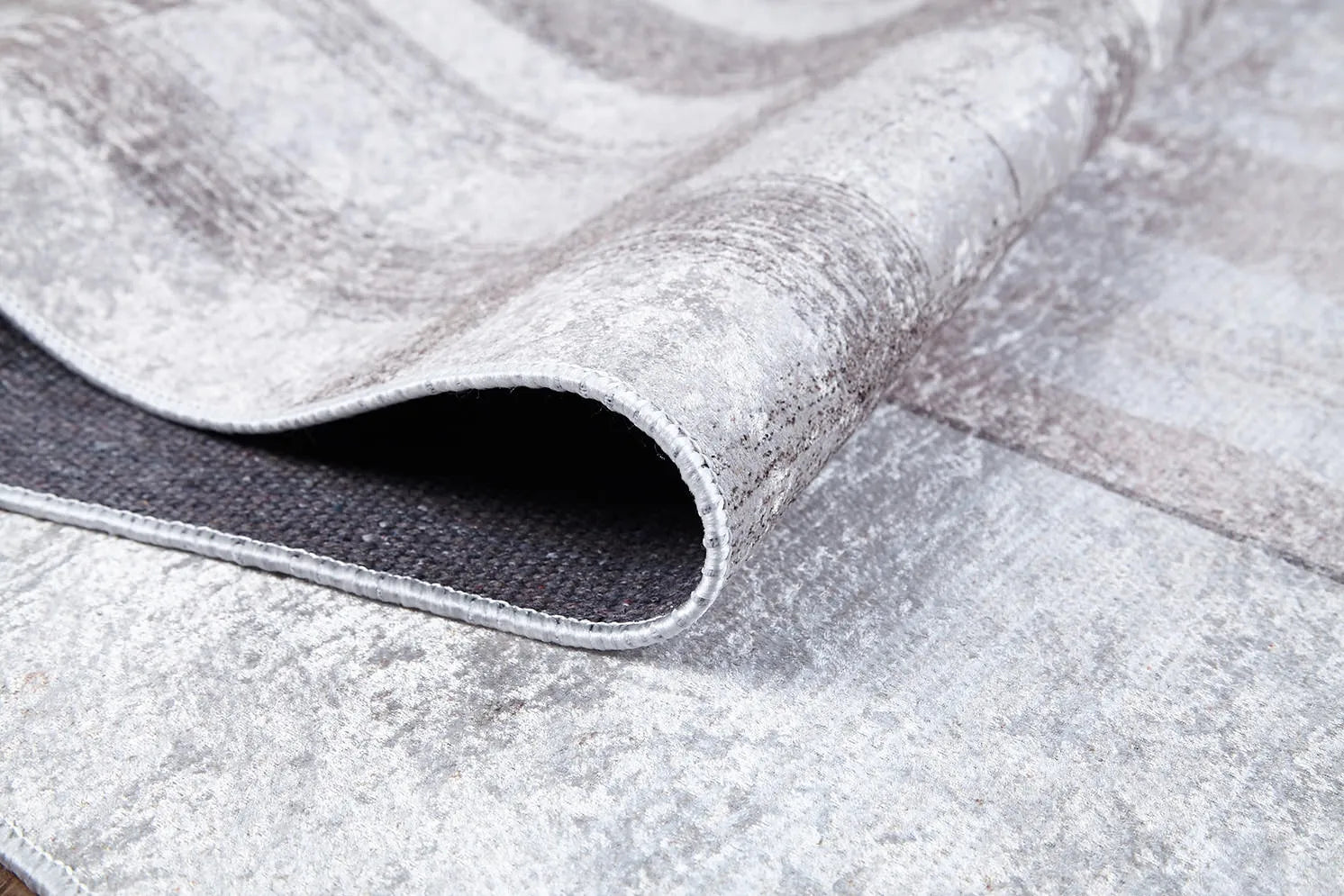 Blassrosa, cremebeige, geometrisch gemusterter Kelim-Teppich