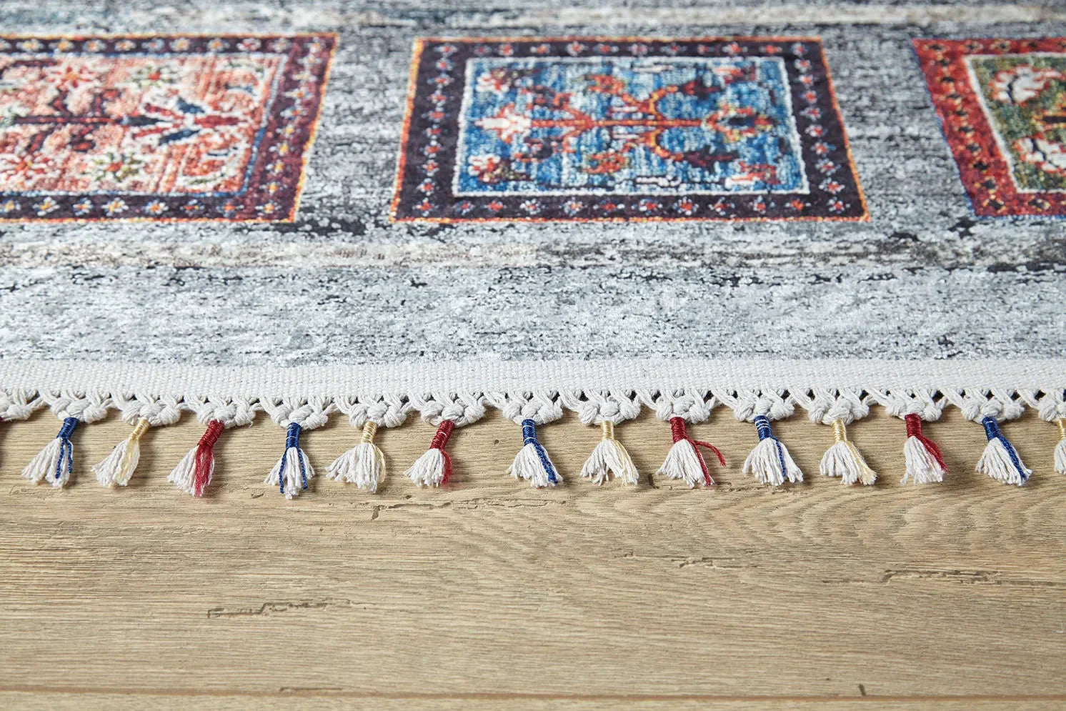 Örgü Saçaklı Gri Medallion Desenli Modern Halı