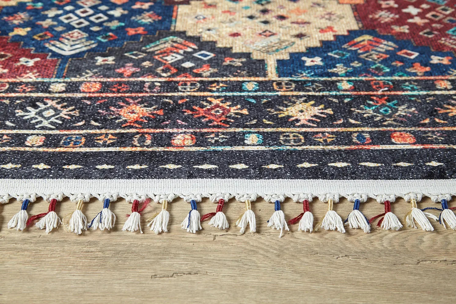 Örgü Saçaklı Siyah Etnik Desenli Halı