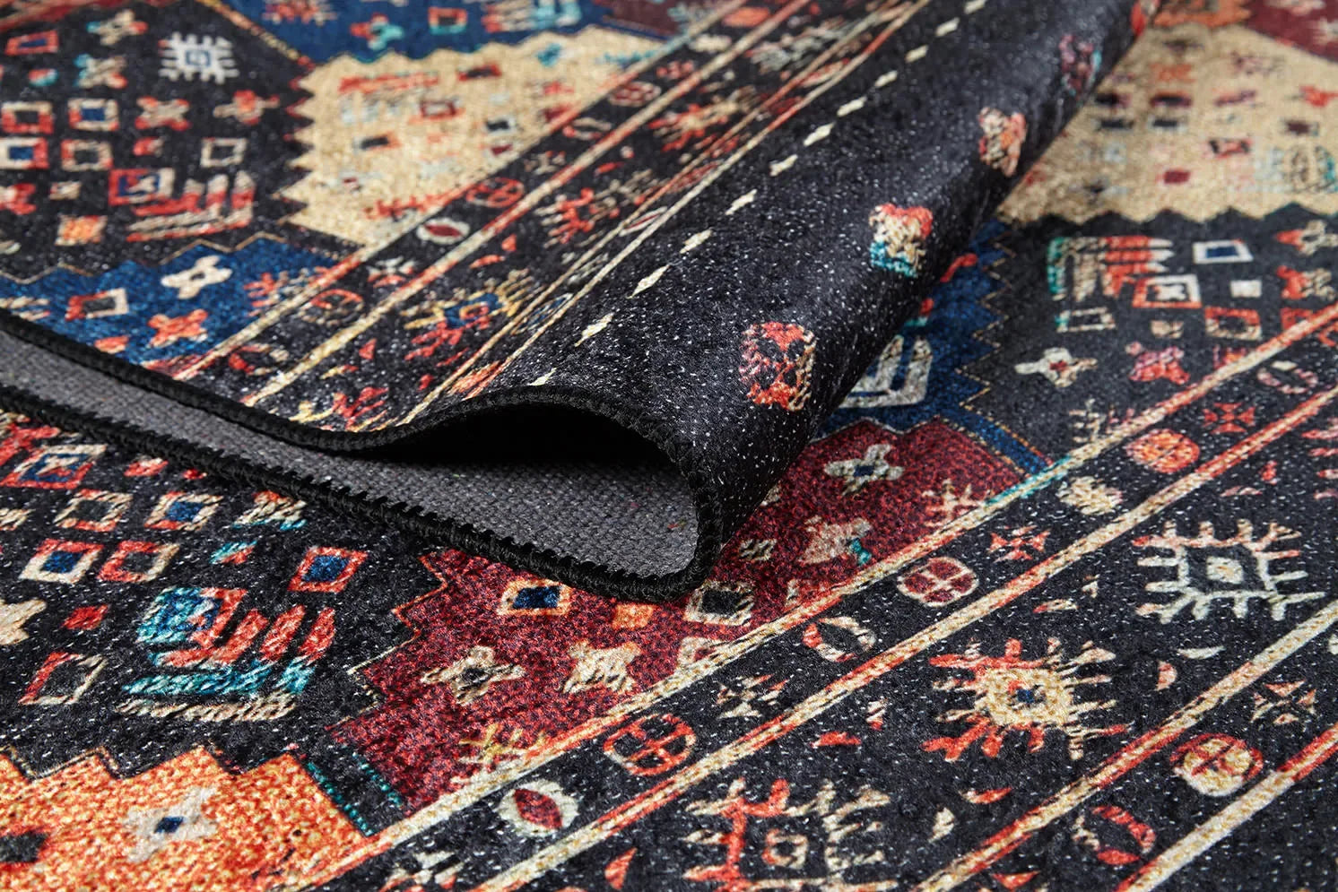 Örgü Saçaklı Siyah Etnik Desenli Halı