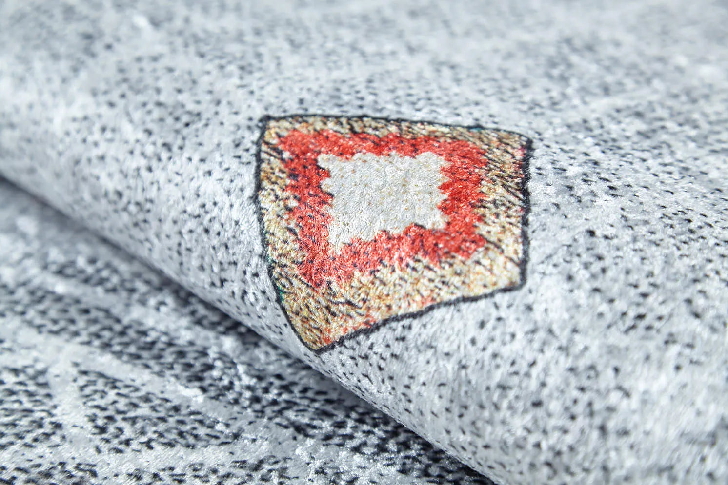 Örgü Saçaklı Gri Baklava Desenli Halı