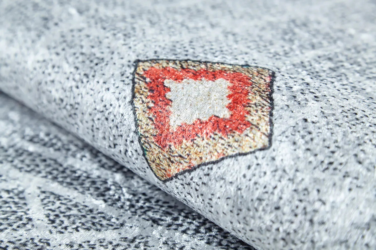 Örgü Saçaklı Gri Baklava Desenli Halı